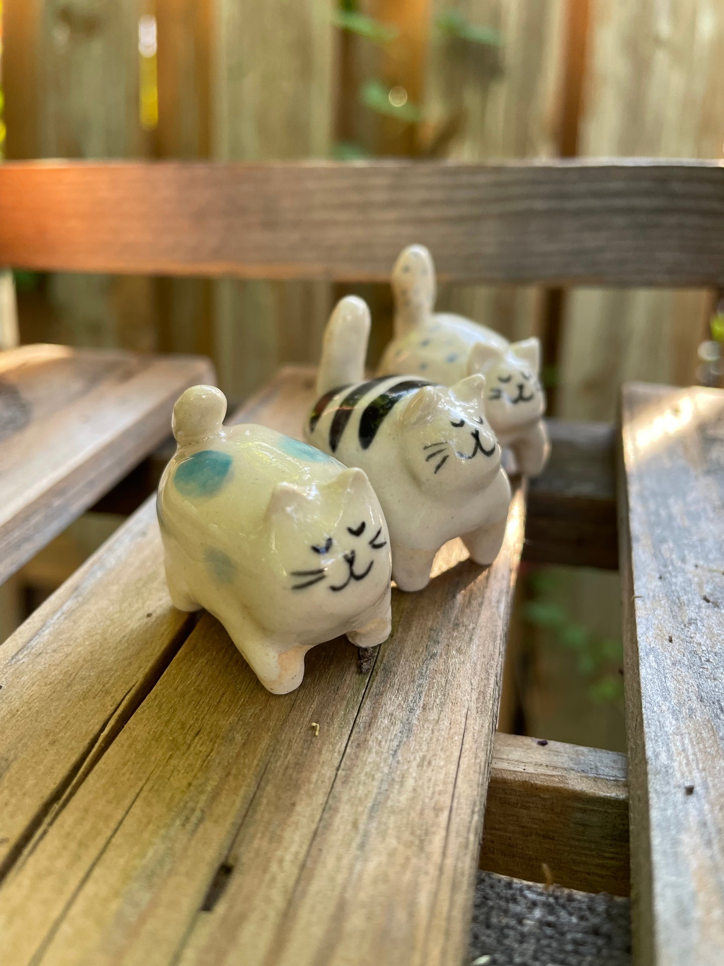 Petite figurine de chat debout en céramique faite à la main