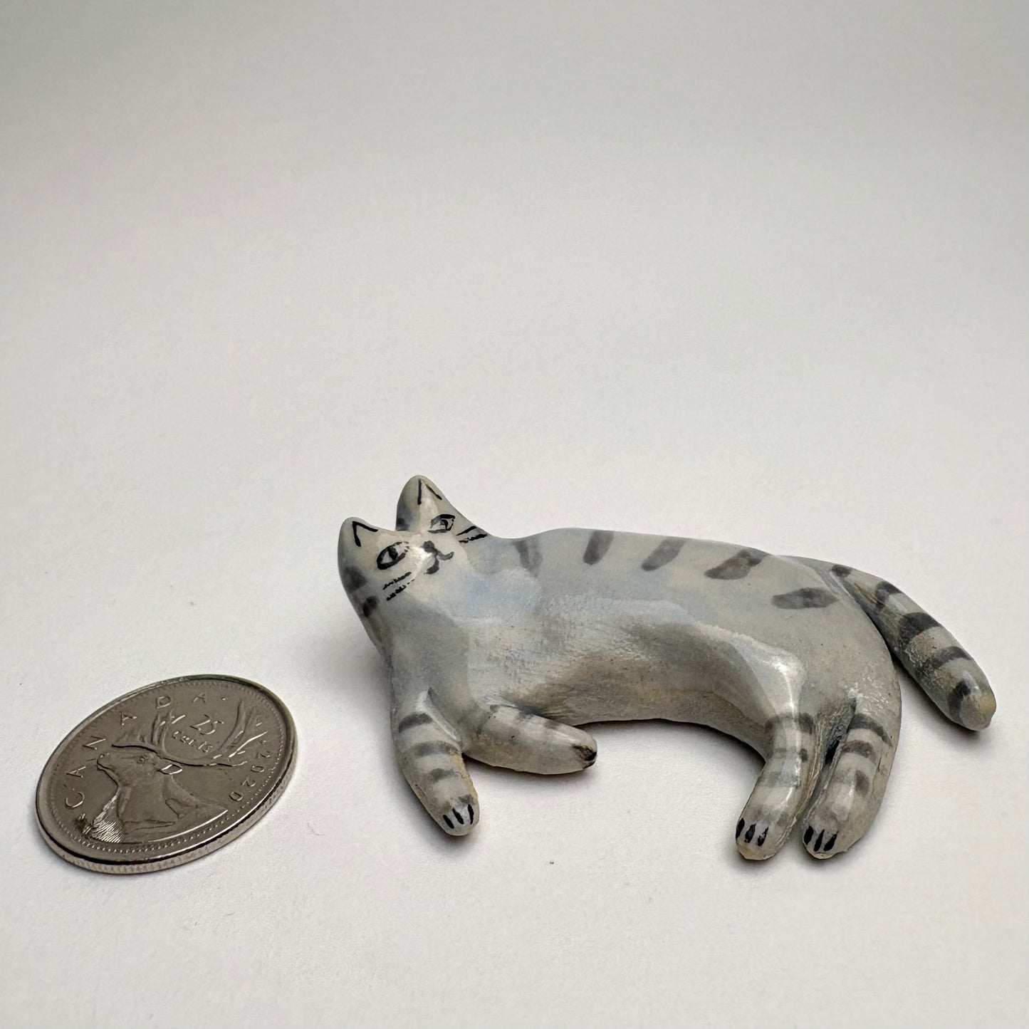 Sculpture artisanale de chat tigré gris • Figurine de chat rayé en céramique • Cadeau unique pour les amoureux des chats • Chat miniature • Petit animal en céramique