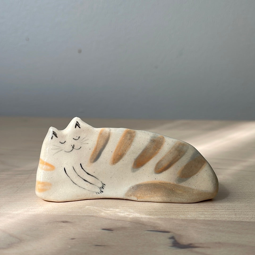 Ceramic: White and brownish tabby kitty