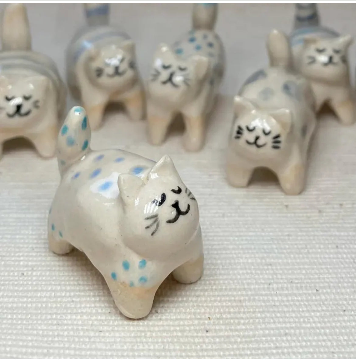 Petite figurine de chat debout en céramique faite à la main