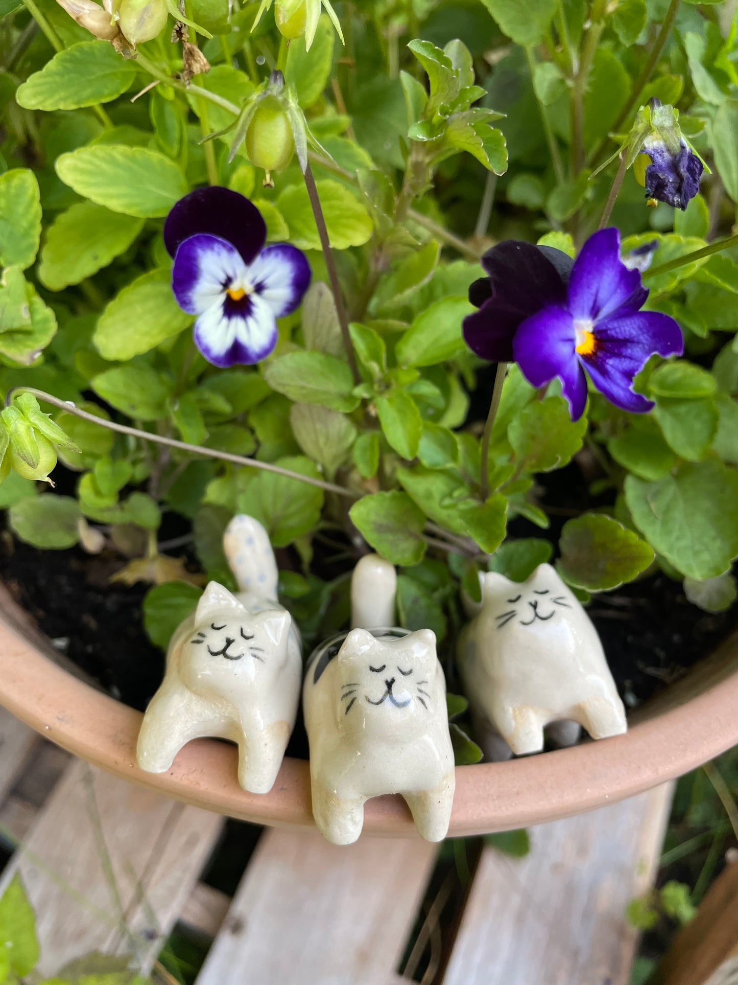Petite figurine de chat debout en céramique faite à la main