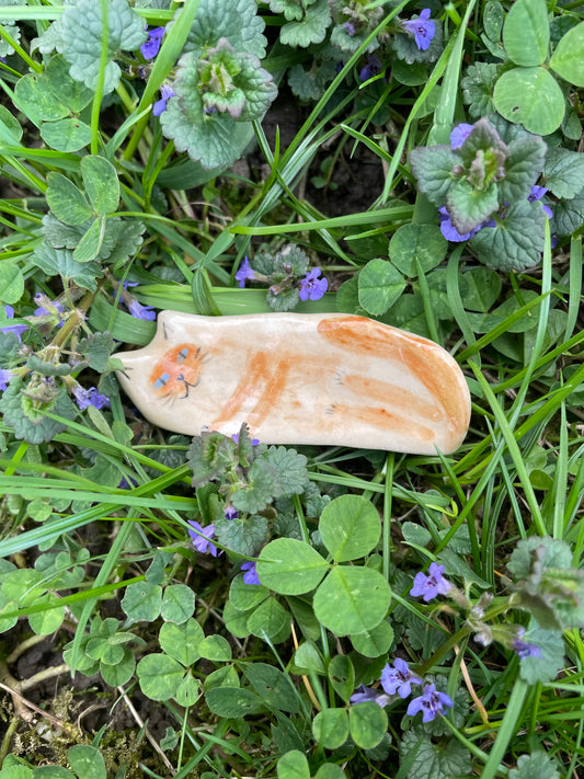 Ceramic: Beige and blue-eyed kitty lying on the side