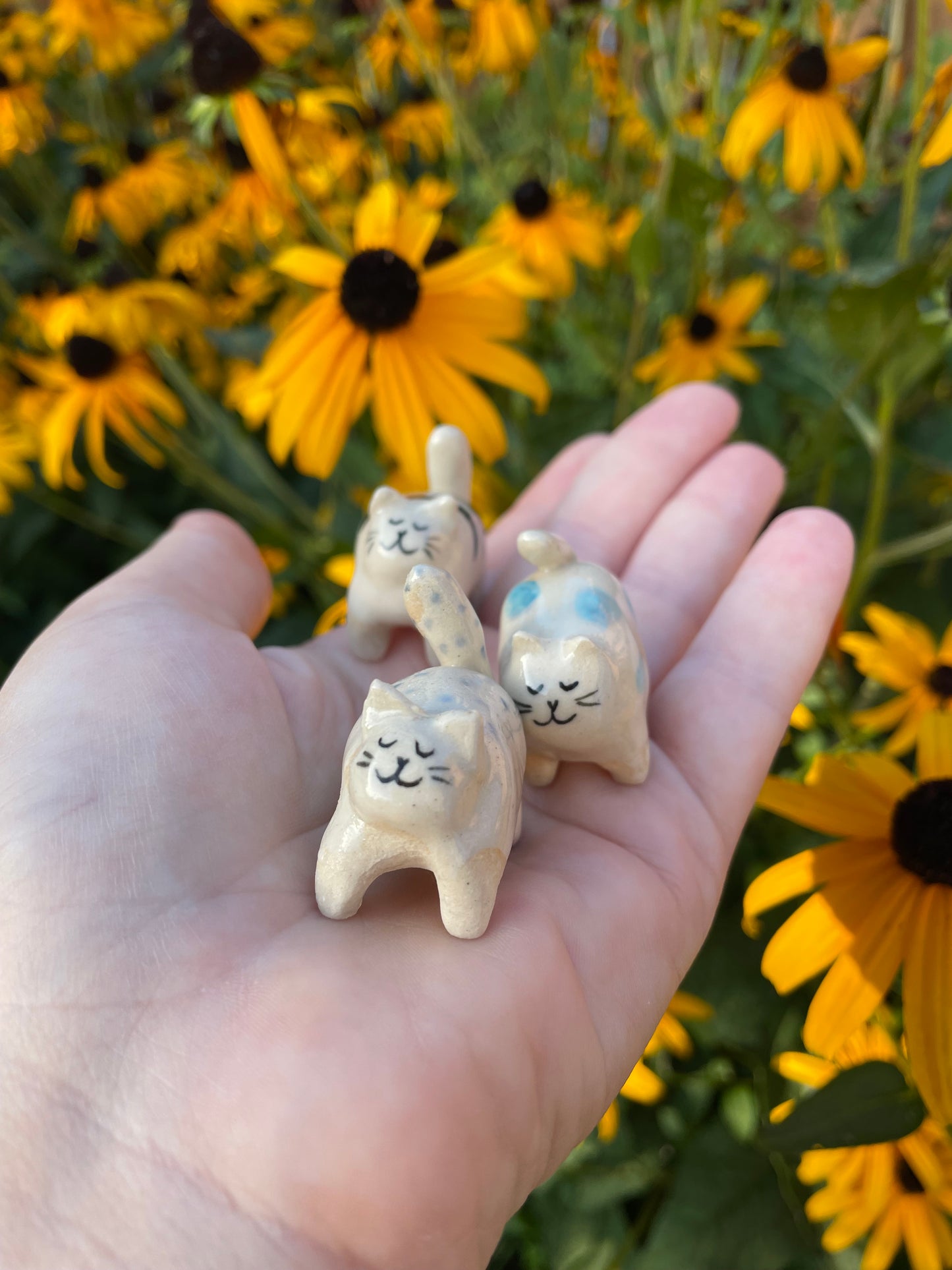 Petite figurine de chat debout en céramique faite à la main
