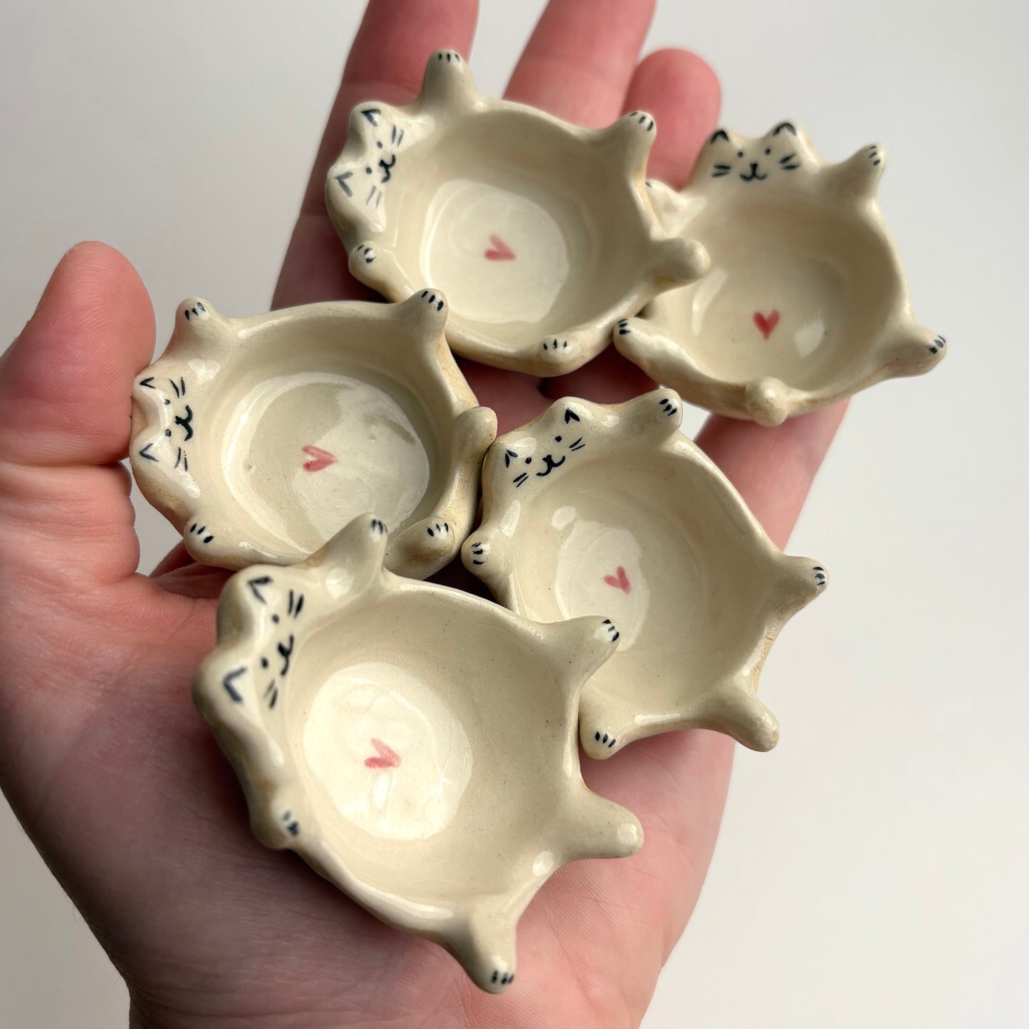 Mini palette en céramique artisanale en forme de chat, idéale pour l'aquarelle, l'acrylique, les engobes ou autres peintures.