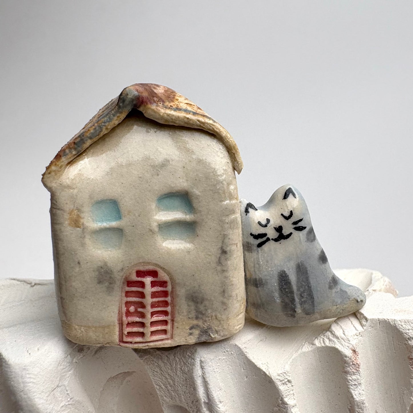 Mini maison en céramique avec chat tuxedo – Tuiles de toit individuelles – Charmant cottage sculpté à la main