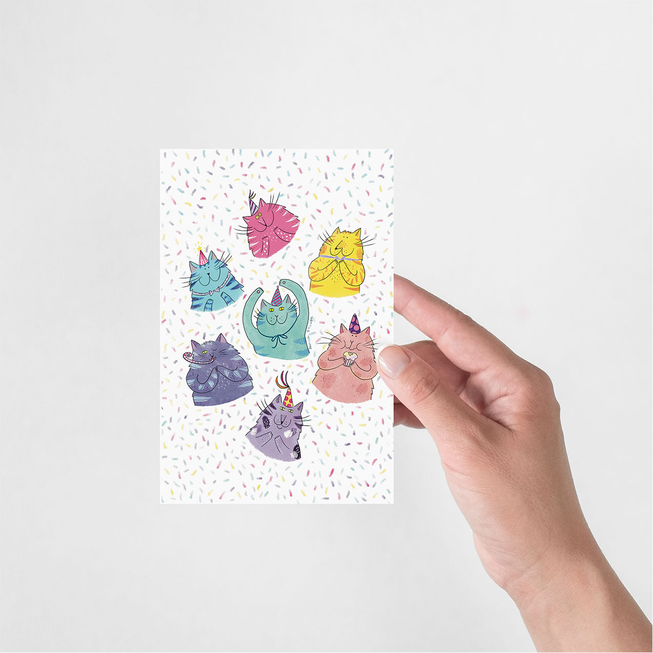 Carte de vœux verticale : Chat patte de chat / Chats avec des chapeaux d'anniversaire et des confettis