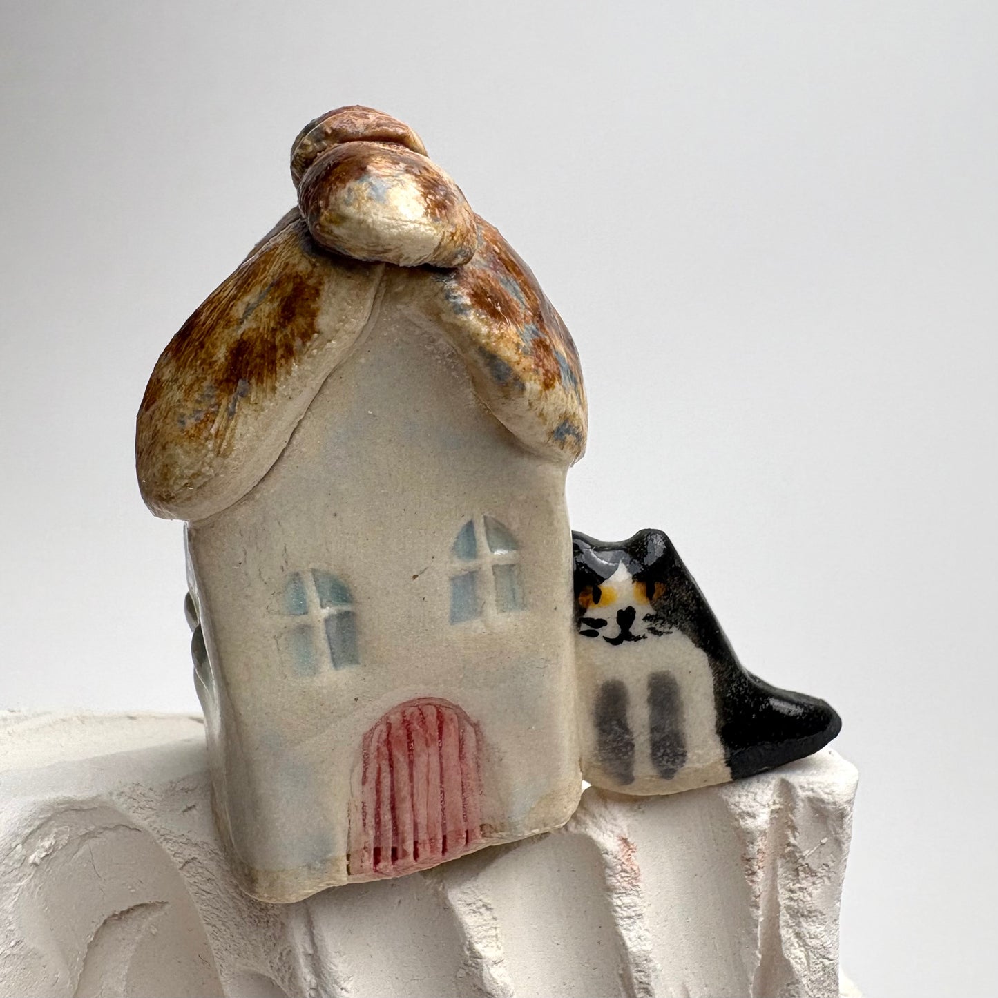 Mini maison en céramique avec chat tuxedo – Tuiles de toit individuelles – Charmant cottage sculpté à la main