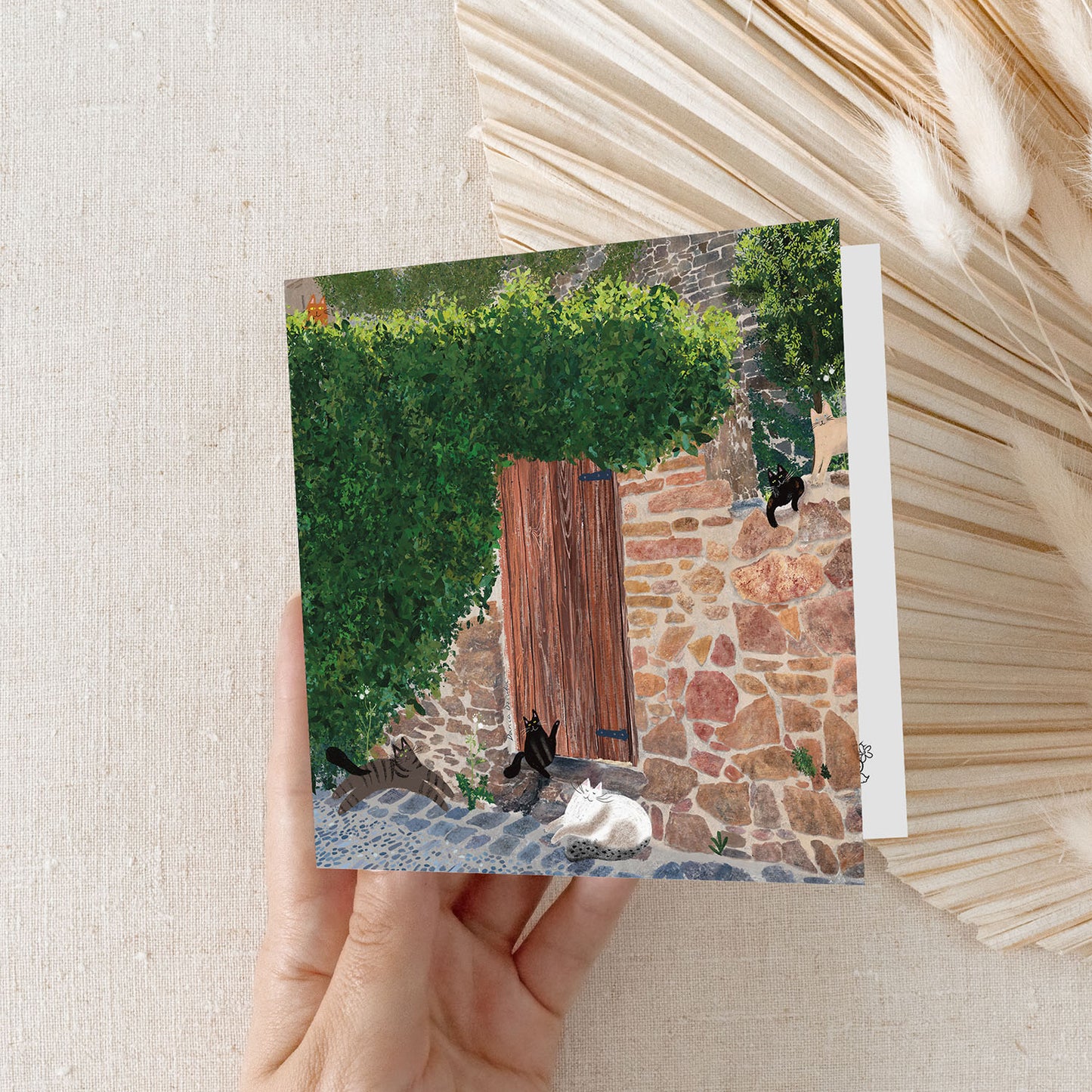 Carte de vœux carrée : Secret Garden Cats – Un refuge félin enchanteur