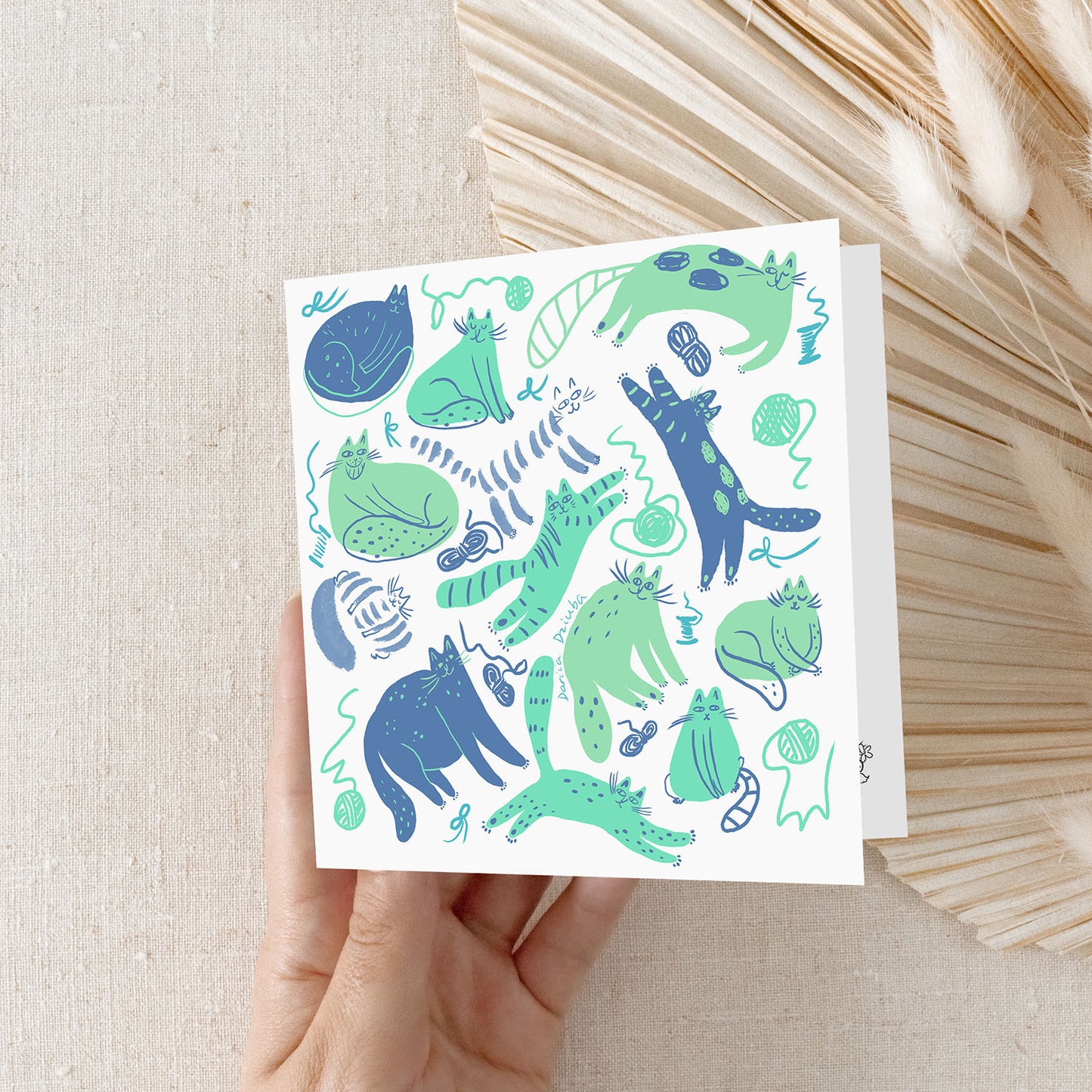 Carte de vœux carrée : Chats et fils – Chats joueurs en vert et bleu