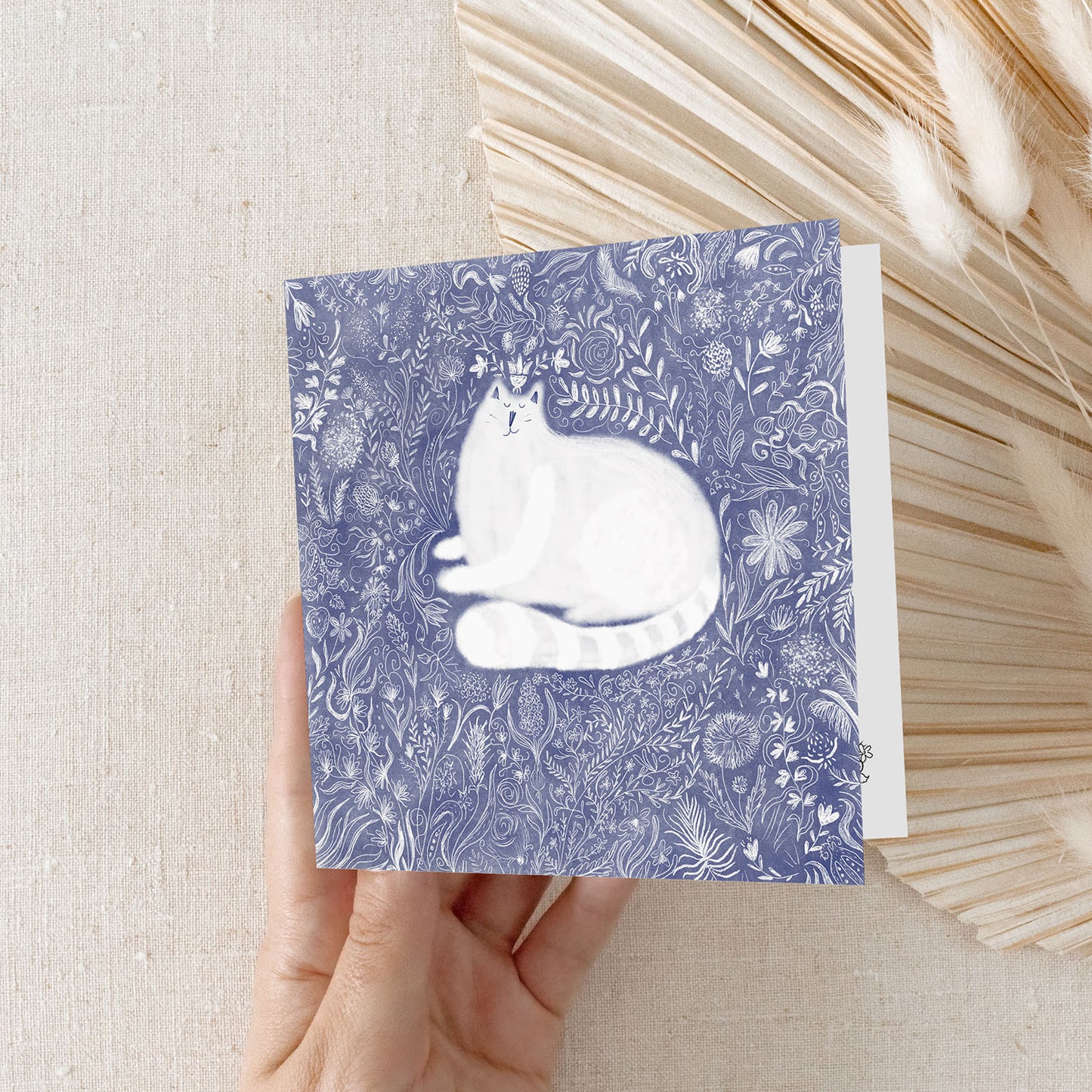Carte de vœux carrée : Motif floral fantaisiste avec chat blanc
