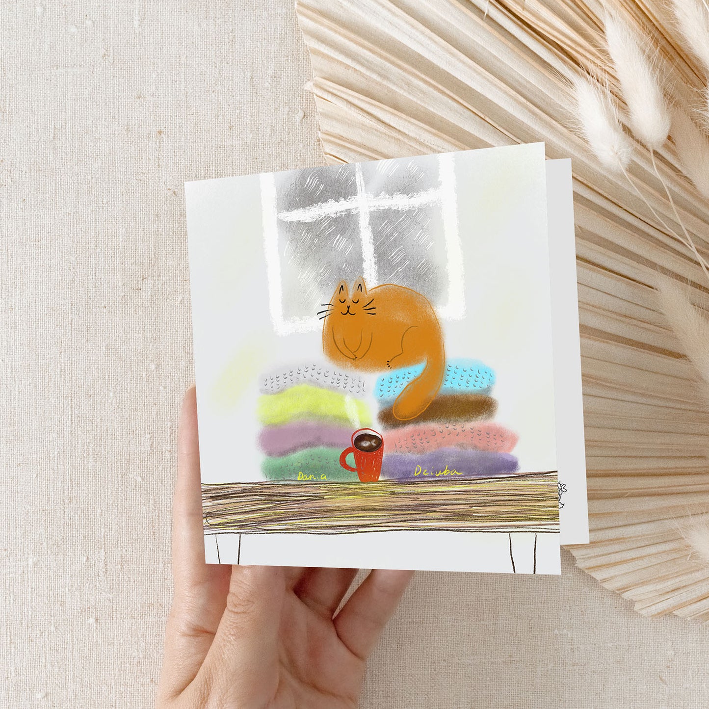Carte de vœux carrée : Chat douillet se relaxant près de la fenêtre avec un café