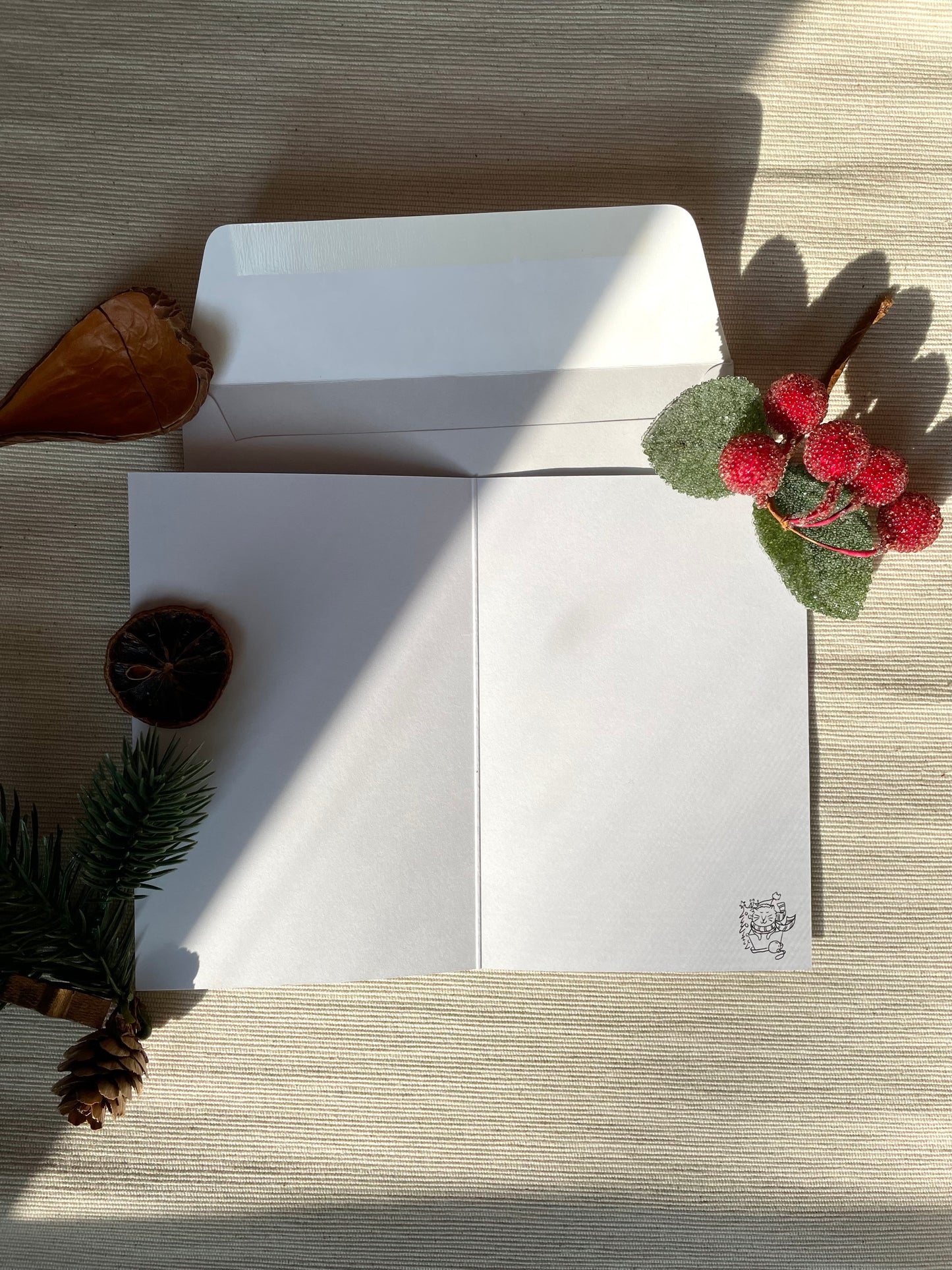 Carte de vœux verticale : Chalet enneigé et confortable avec chats festifs