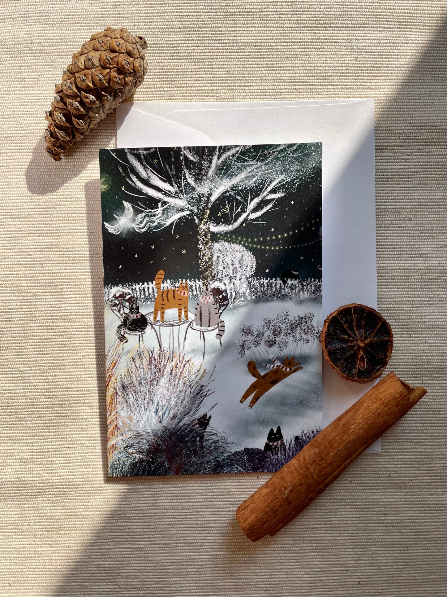 Carte de vœux verticale : Chats de nuit d'hiver enchantés