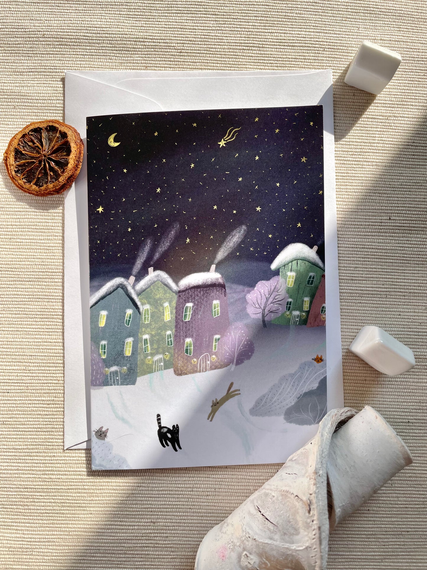 Carte de vœux avec nuit d'hiver étoilée et village douillet | Noël et Nouvel An | Scène de vacances paisible avec des chats espiègles | 4x6 Vide à l'intérieur