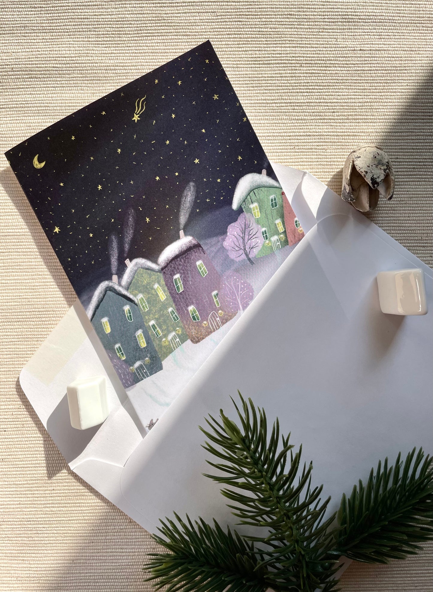 Carte de vœux avec nuit d'hiver étoilée et village douillet | Noël et Nouvel An | Scène de vacances paisible avec des chats espiègles | 4x6 Vide à l'intérieur