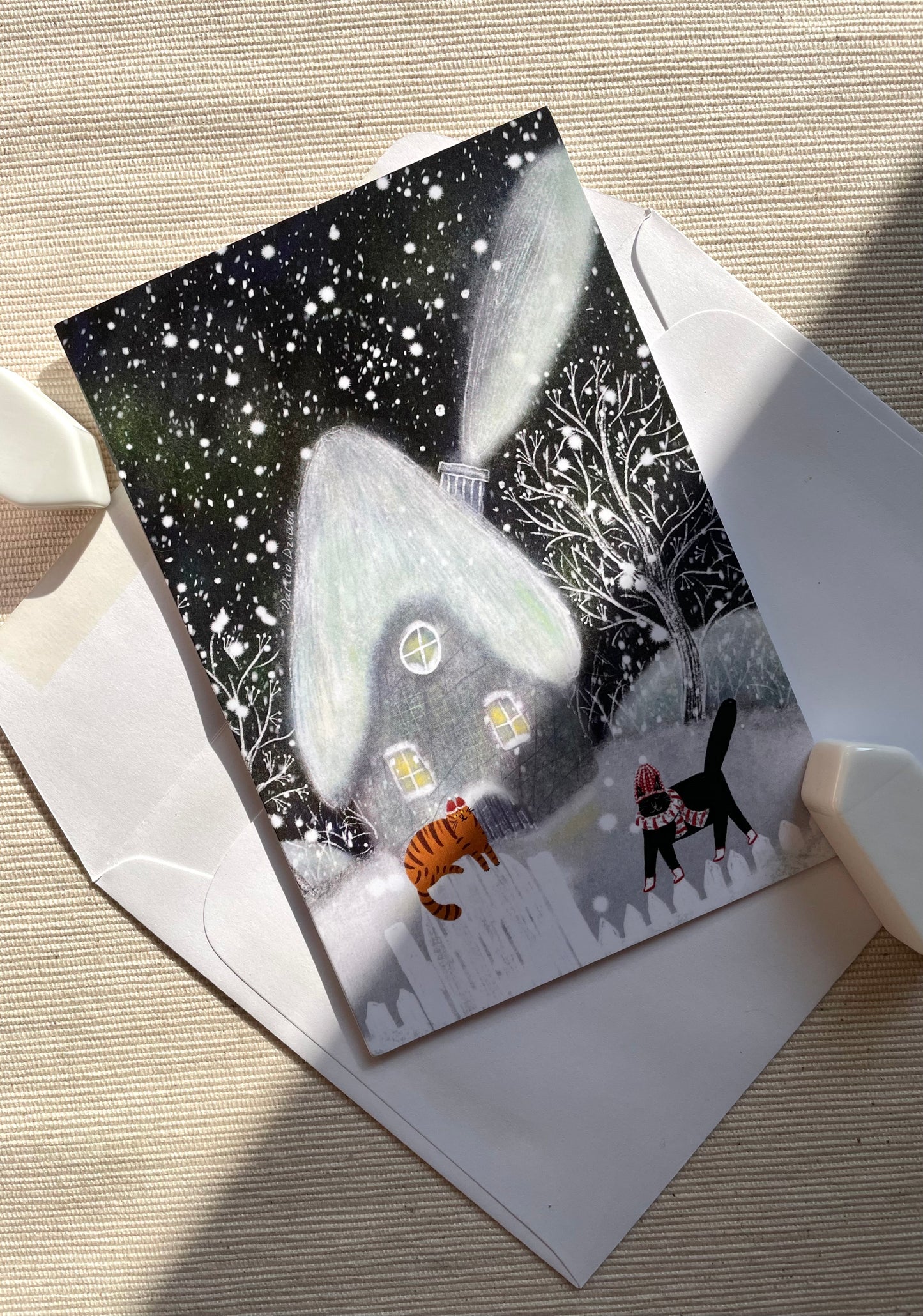 Carte de vœux verticale : Chalet enneigé et confortable avec chats festifs