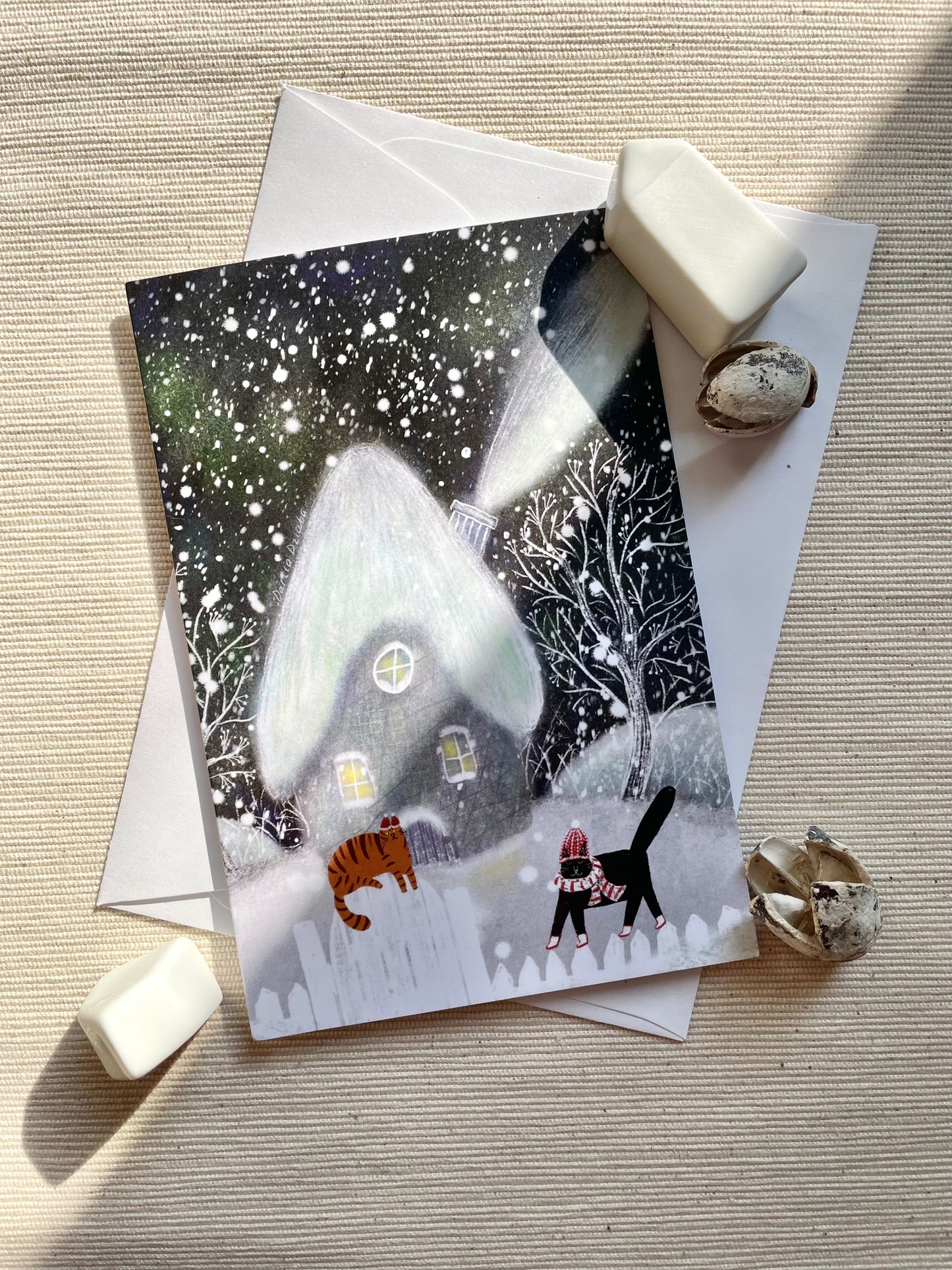 Carte de vœux verticale : Chalet enneigé et confortable avec chats festifs