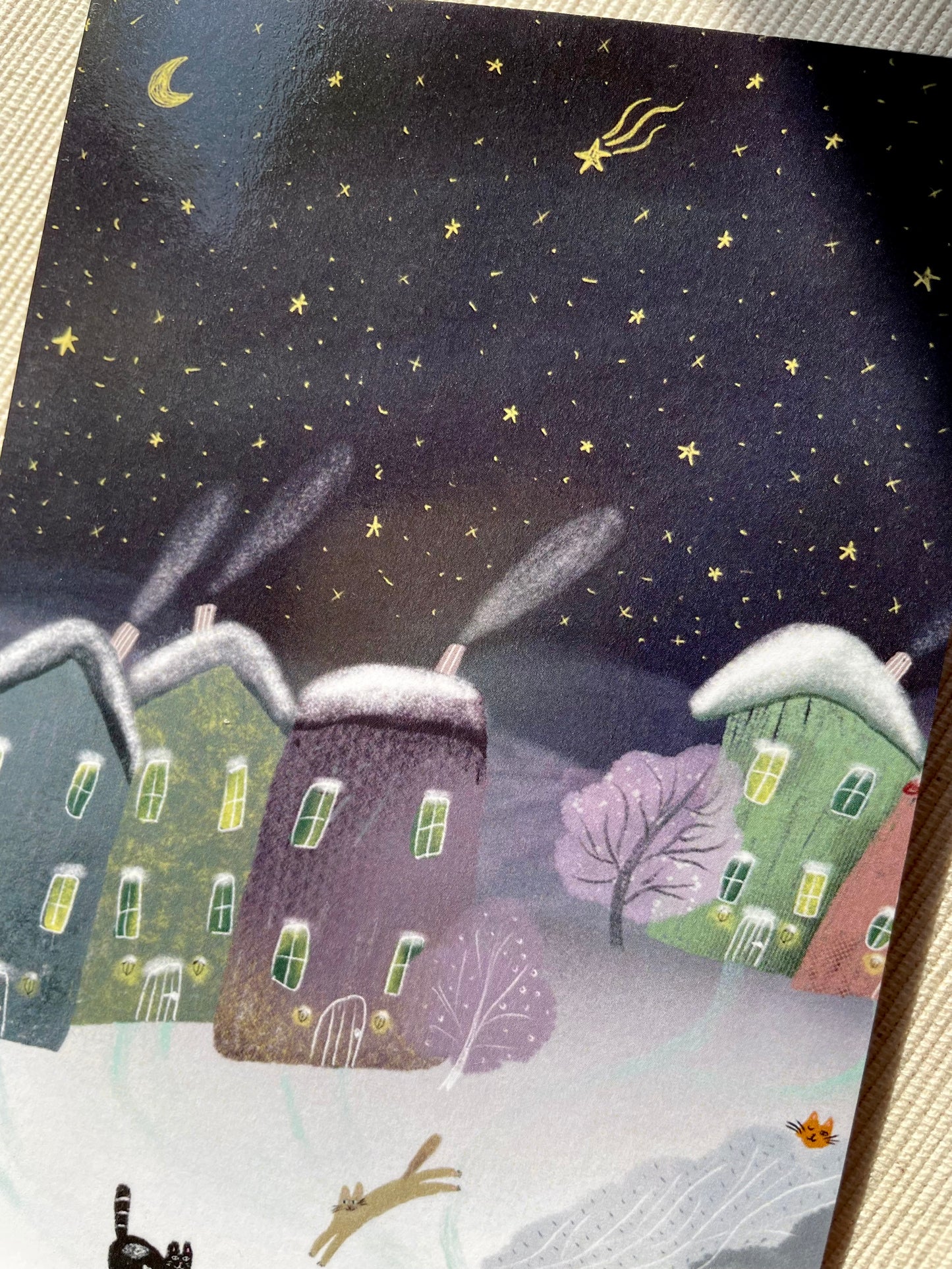 Carte de vœux avec nuit d'hiver étoilée et village douillet | Noël et Nouvel An | Scène de vacances paisible avec des chats espiègles | 4x6 Vide à l'intérieur