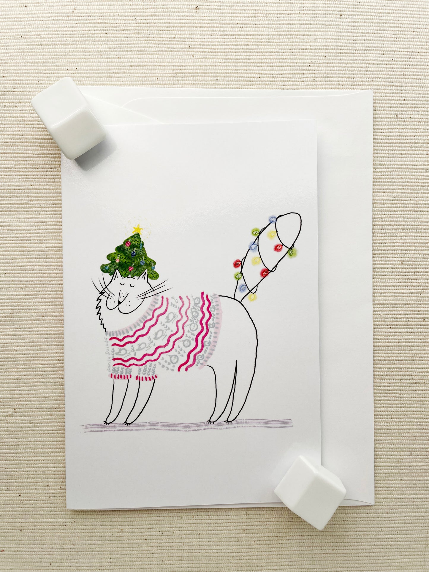 Chat joueur dans un pull festif avec un chapeau d'arbre de Noël - Carte de vœux de Noël 4"x6" pour des vœux de joie et de plaisir saisonniers