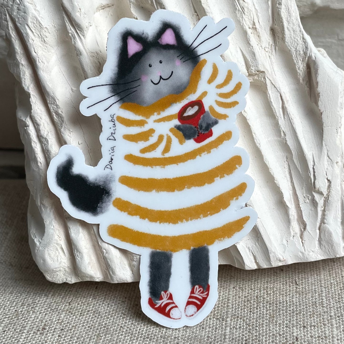 Autocollant Chat en robe à manches longues et café