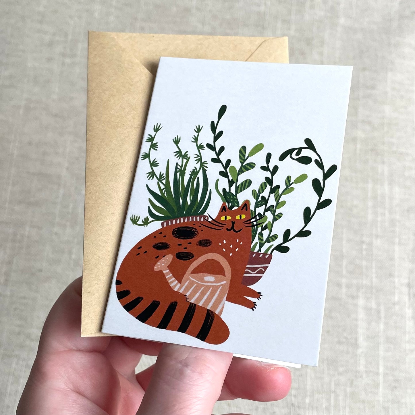 Mini carte : Chat roux parmi les plantes