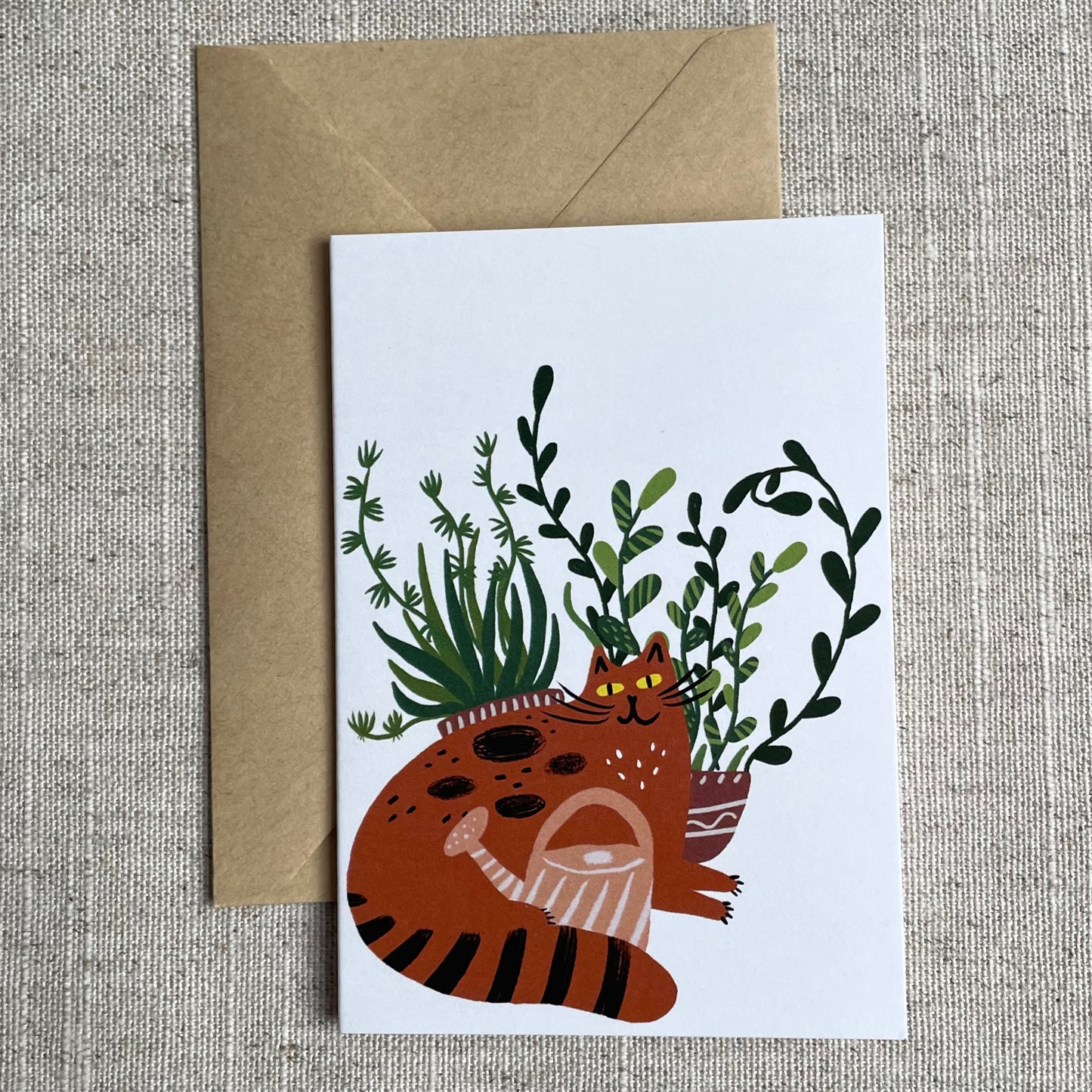 Mini carte : Chat roux parmi les plantes