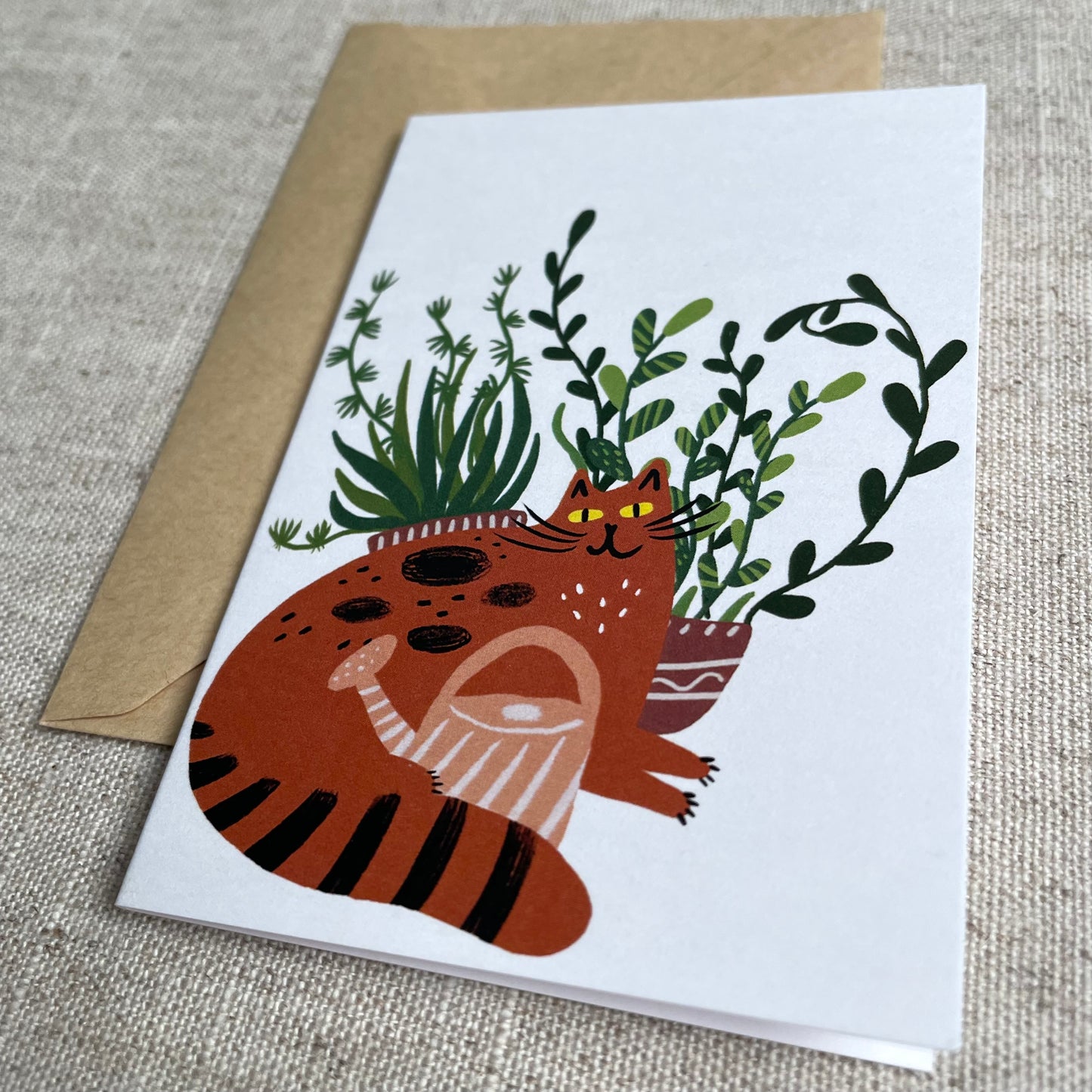 Mini carte : Chat roux parmi les plantes