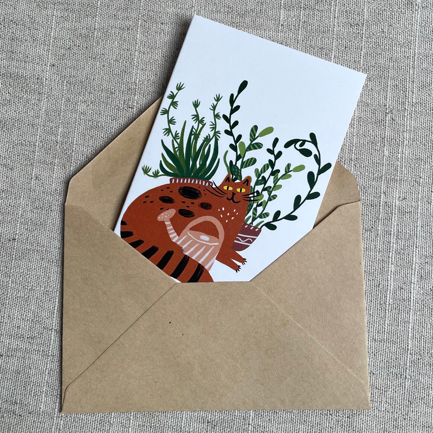 Mini carte : Chat roux parmi les plantes