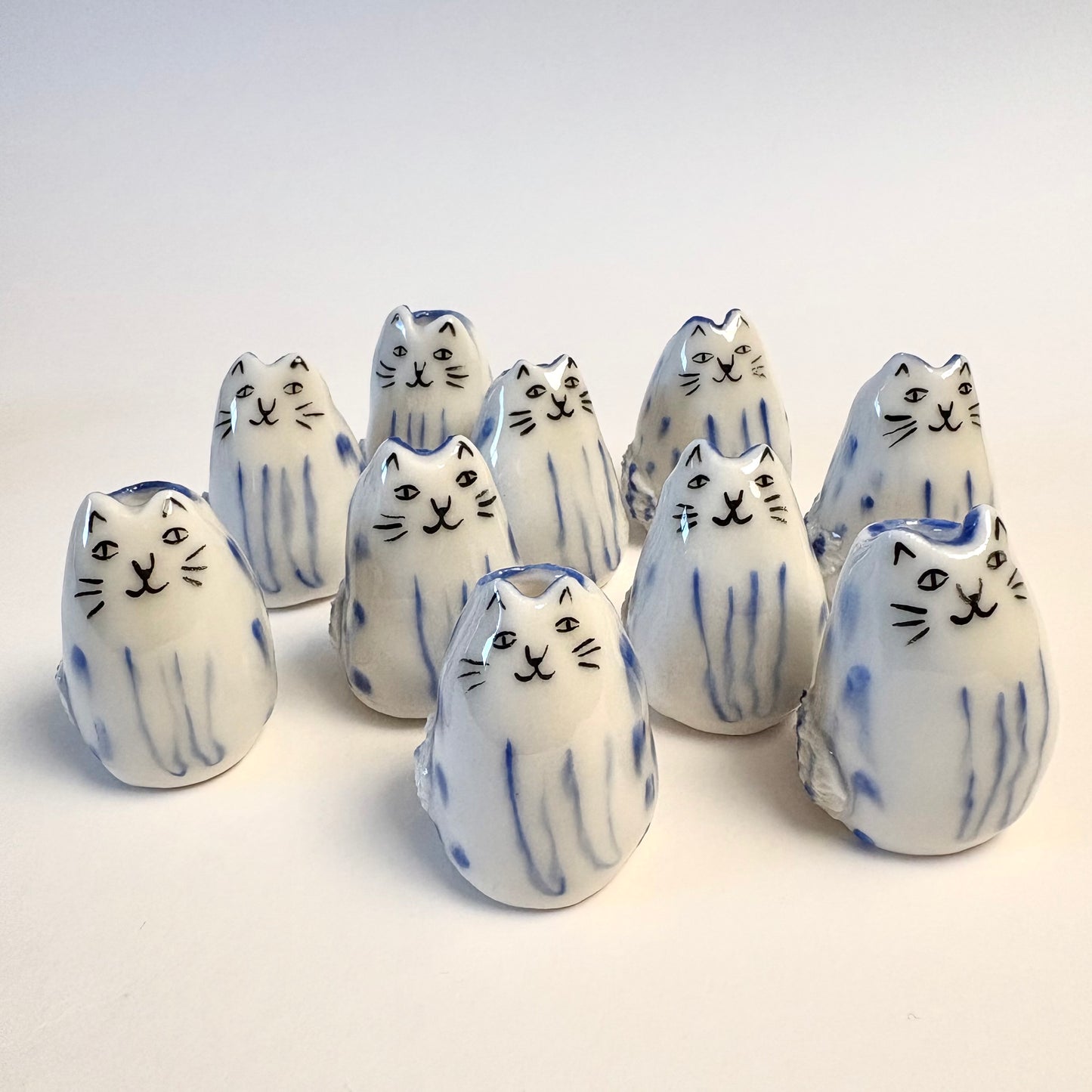 Petit vase chat bleu – Mini vase bourgeon en porcelaine fabriqué à la main