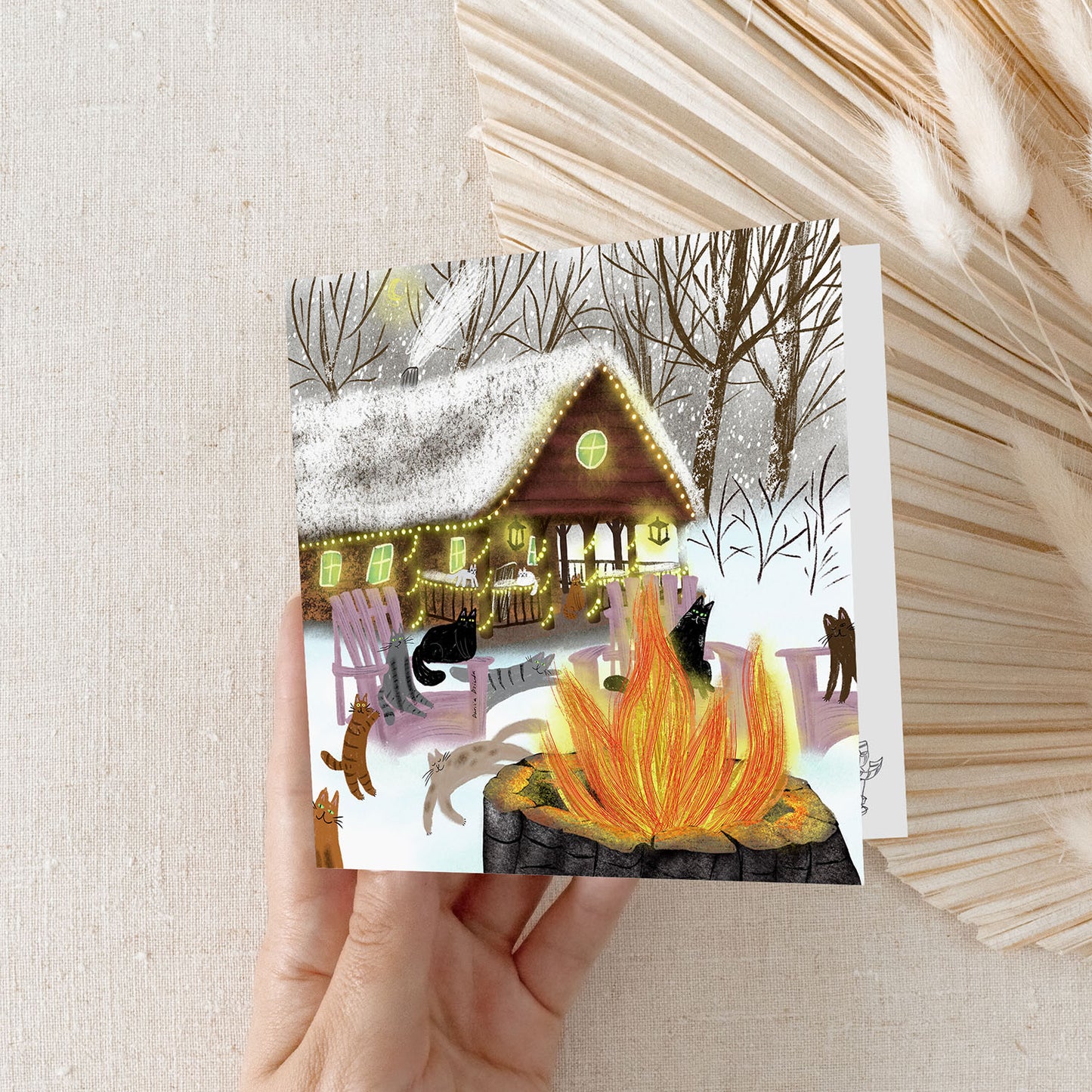 Carte de vœux pour chat de chalet d'hiver douillet (5"x5") avec enveloppe - Chats charmants autour du feu, intérieur vierge pour votre message festif