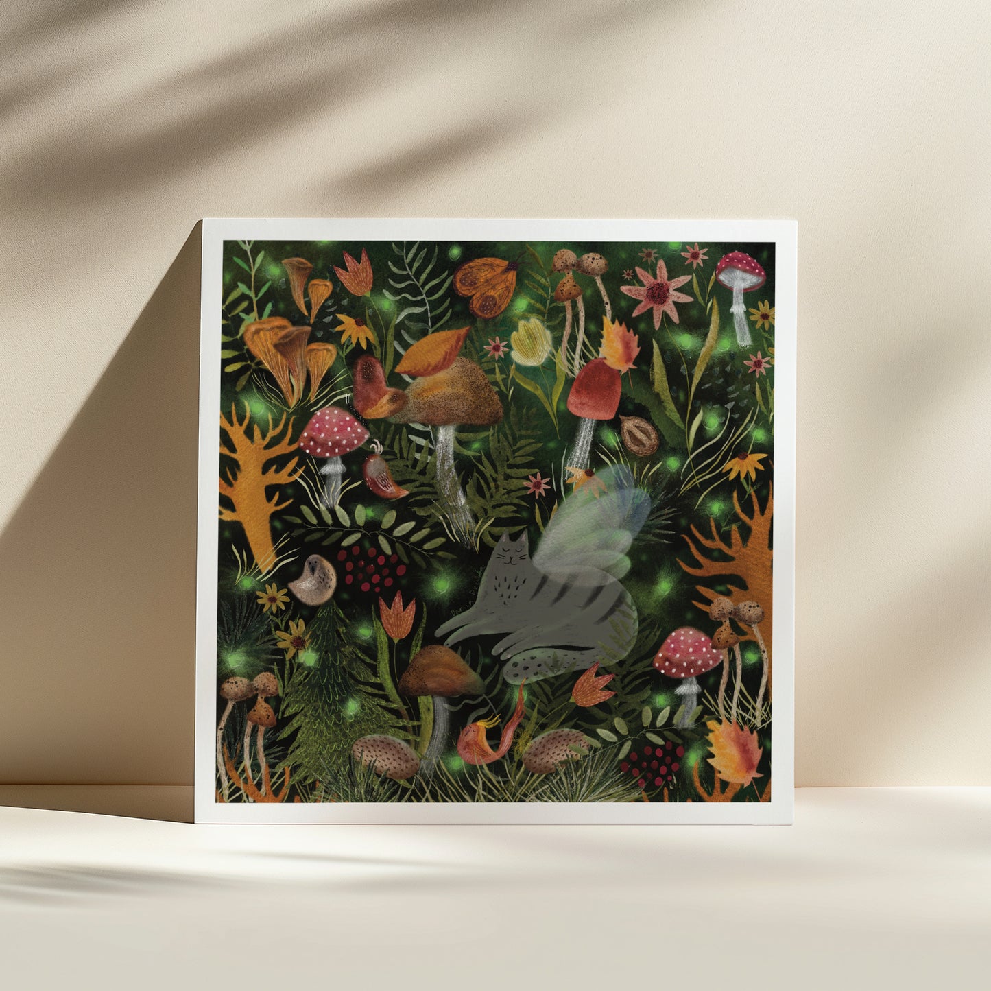 Impression d'art de chat : Chat féerique avec des lucioles dans une illustration de forêt magique