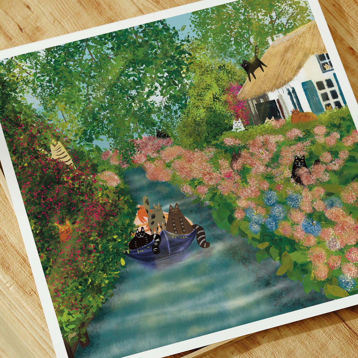 Impression d'art sans cadre de chats sur un canal dans un village chaleureux