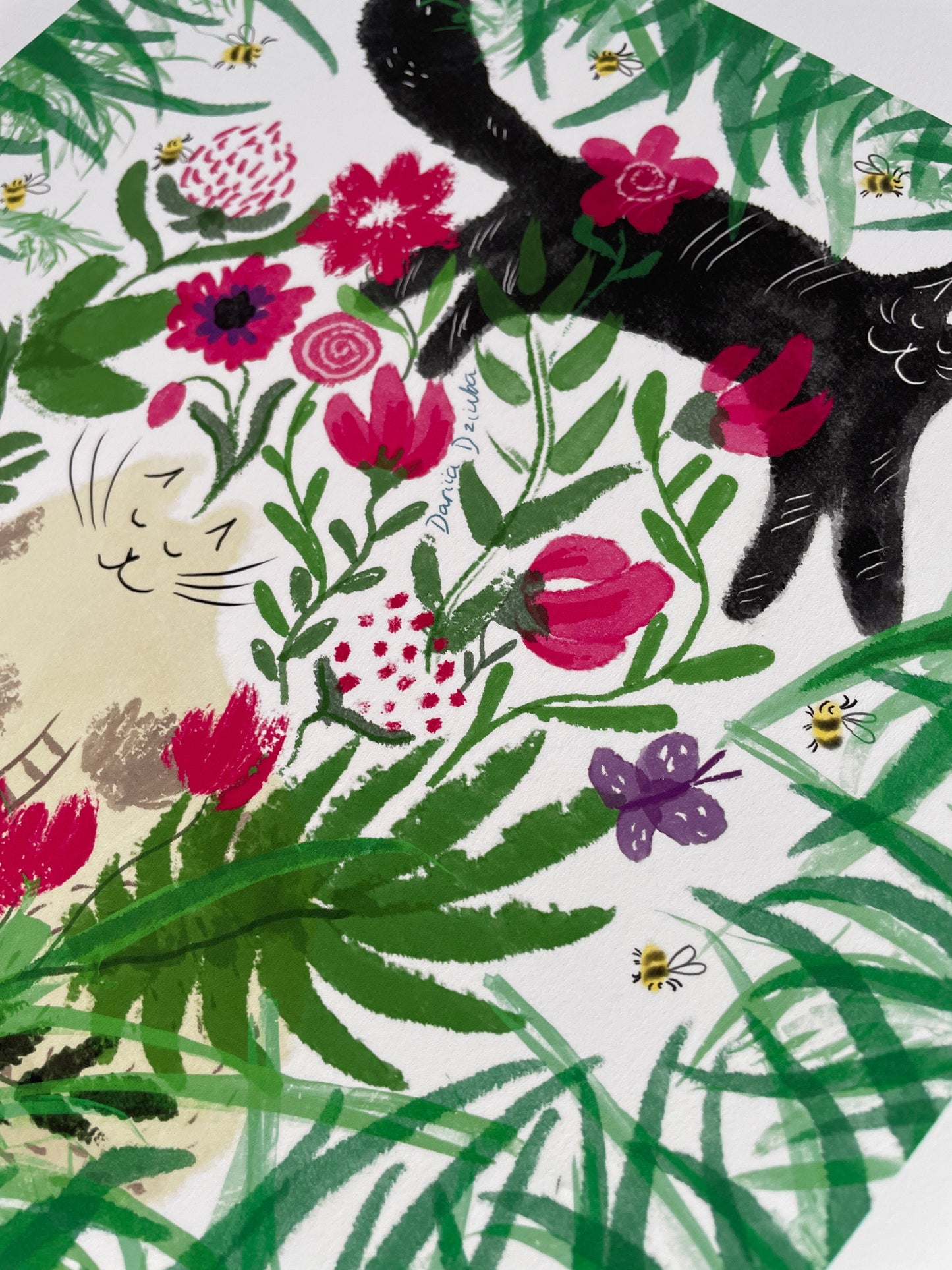 Impression d’art de chat : Chats dans le jardin avec des fleurs, des abeilles et des feuilles illustration