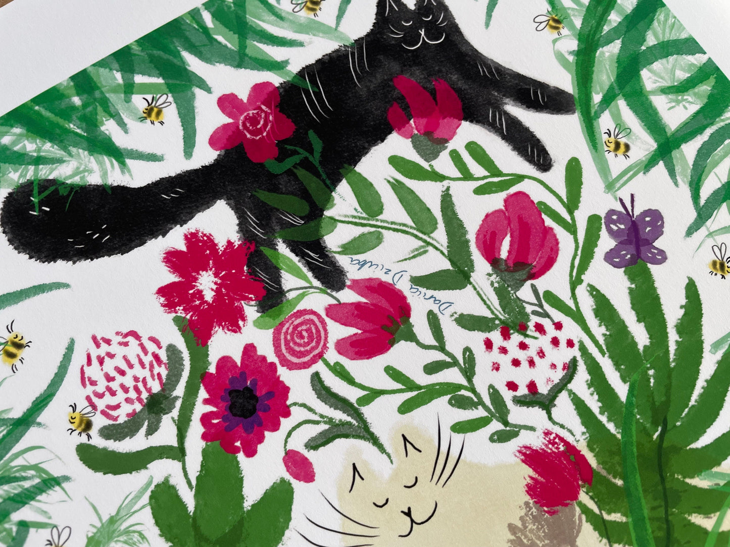 Impression d’art de chat : Chats dans le jardin avec des fleurs, des abeilles et des feuilles illustration