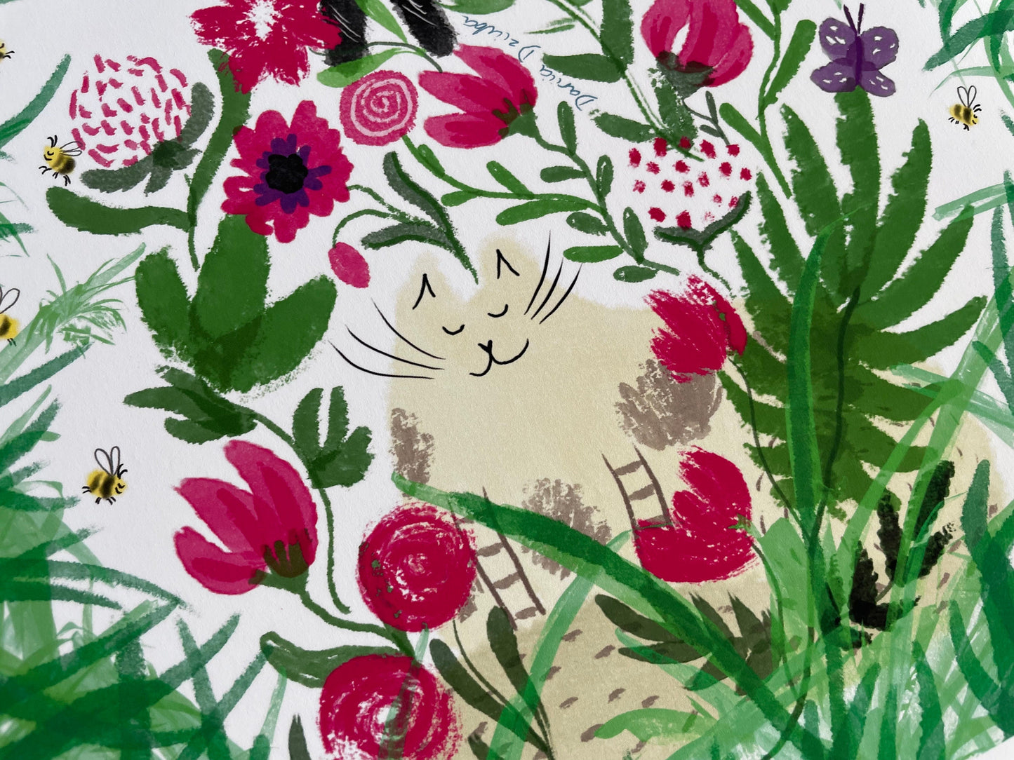Impression d’art de chat : Chats dans le jardin avec des fleurs, des abeilles et des feuilles illustration