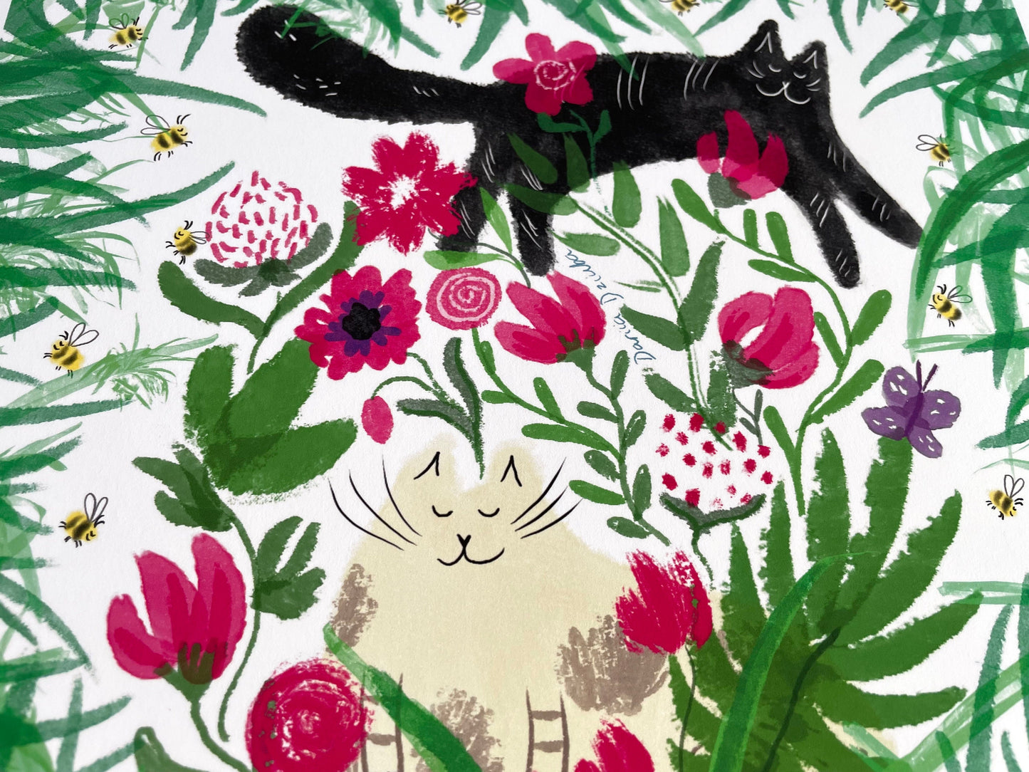 Impression d’art de chat : Chats dans le jardin avec des fleurs, des abeilles et des feuilles illustration