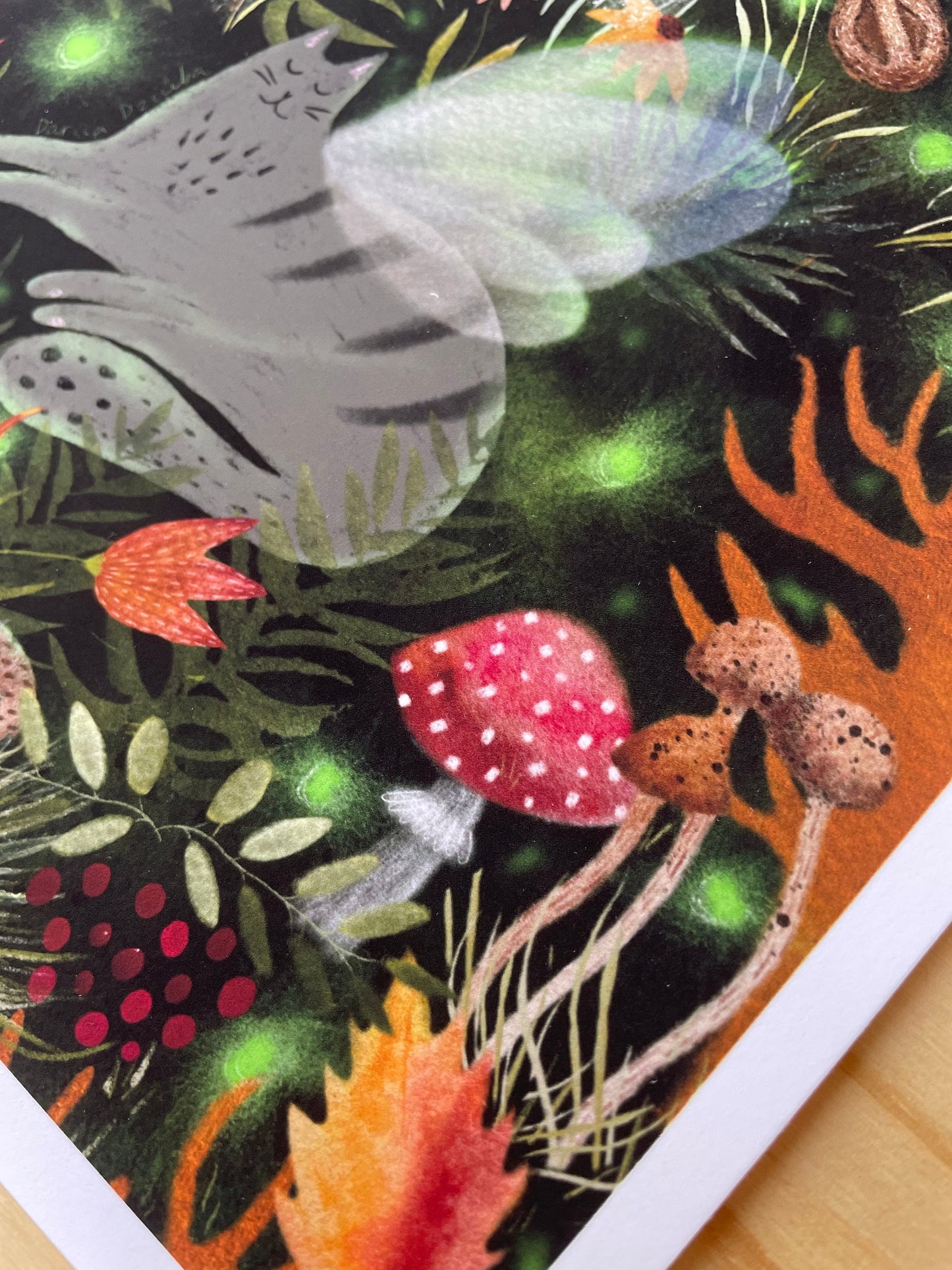 Impression d'art de chat : Chat féerique avec des lucioles dans une illustration de forêt magique