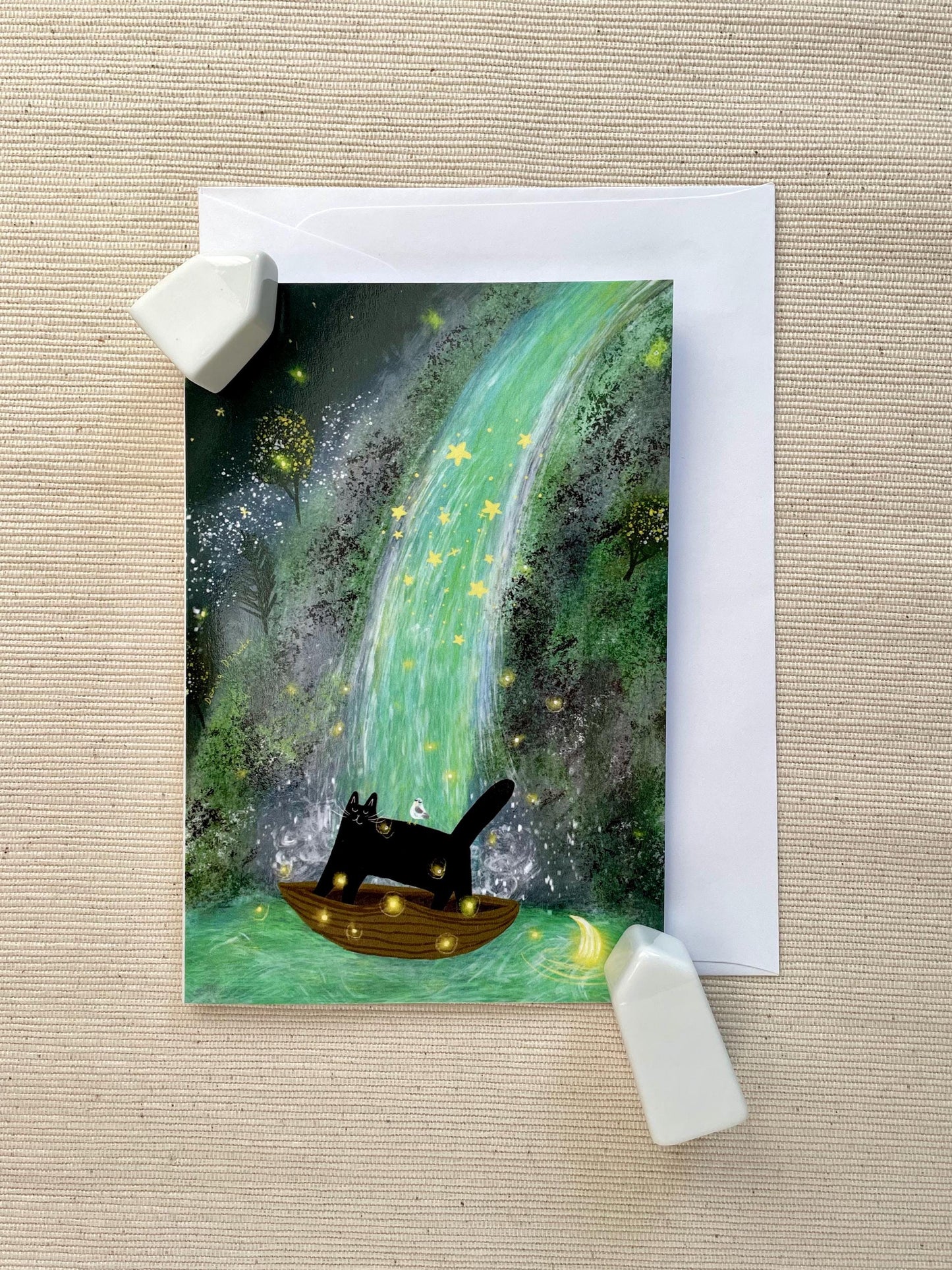 Carte de vœux verticale : Aventure fantaisiste en cascade avec un chat noir