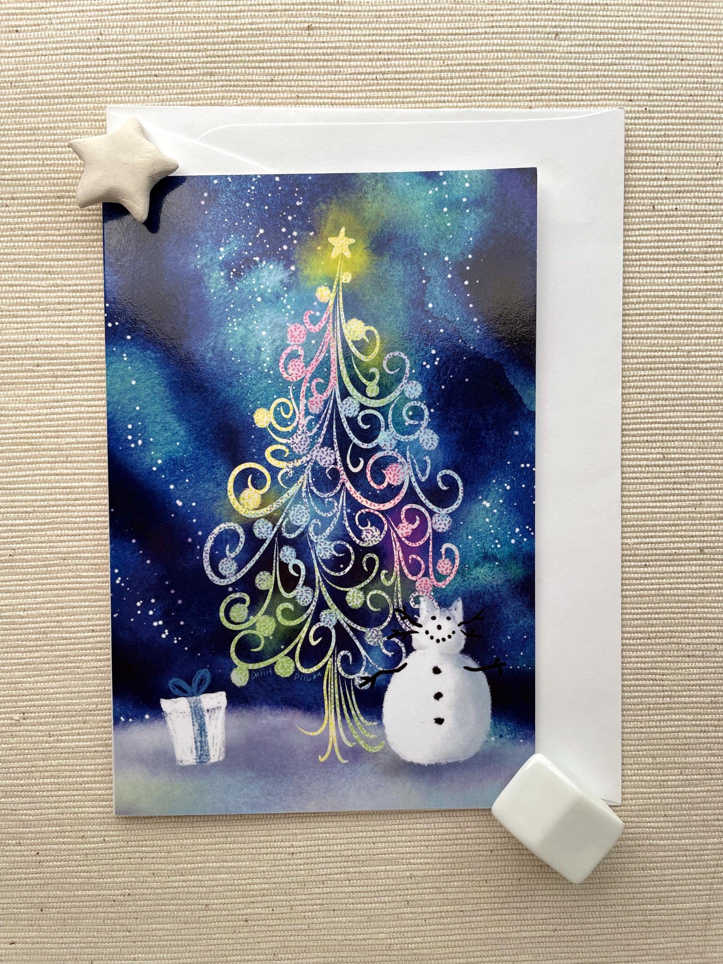 Carte de vœux avec sapin de Noël enchanté et chat des neiges (4"x6") avec enveloppe - Scène de vacances magique, intérieur vierge pour messages personnalisés
