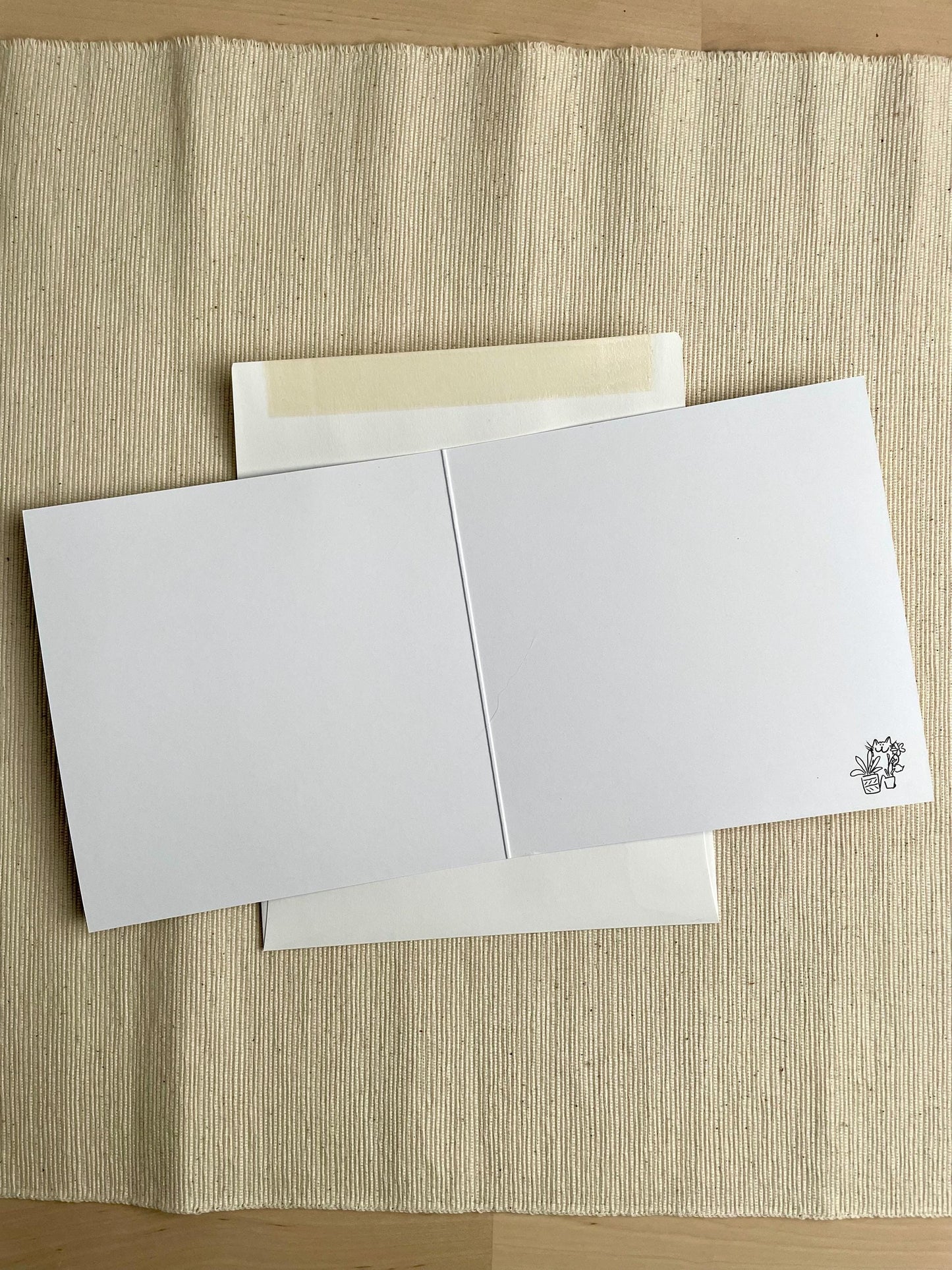 Carte de vœux carrée : Soirées d'automne enchantées : un chat douillet se réunissant autour d'un feu de camp