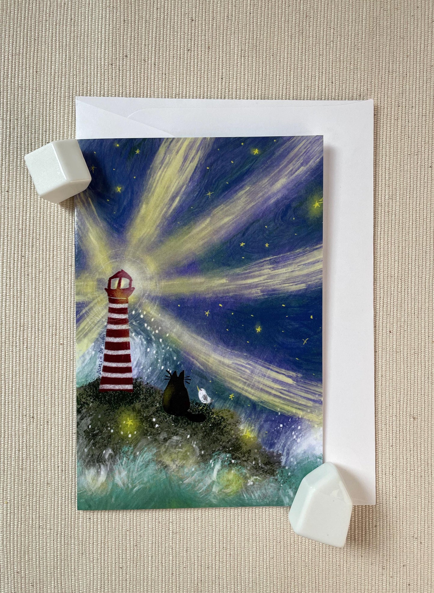 Carte de vœux verticale : Chats et phare sous un ciel étoilé pour l'amitié, l'amour et les occasions spéciales