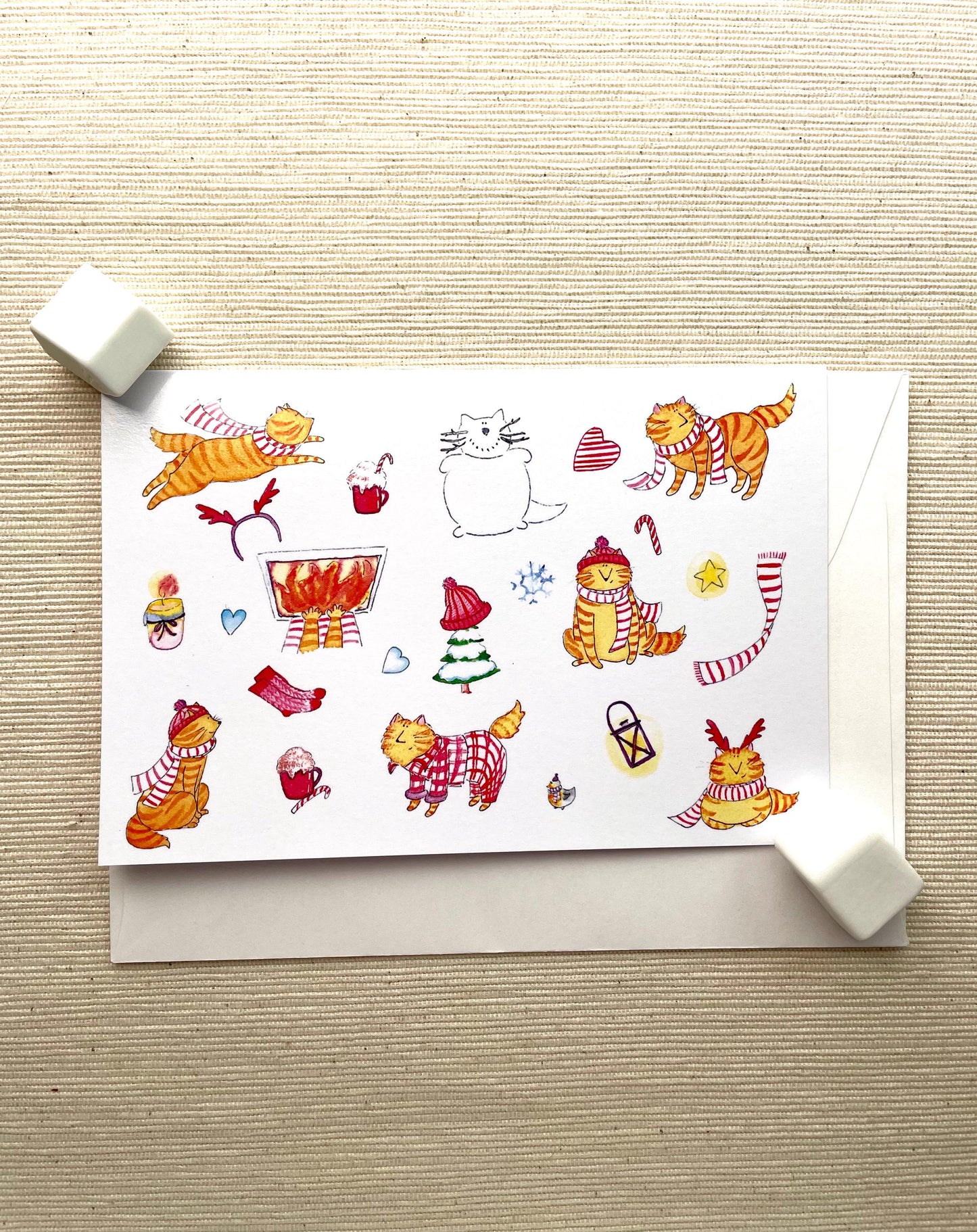Carte de vœux de Noël confortable avec chats (6"x4") avec enveloppe - Intérieur vierge, parfaite pour les amoureux des chats, la joie des fêtes, les divertissements et les jeux de mots festifs avec les félins