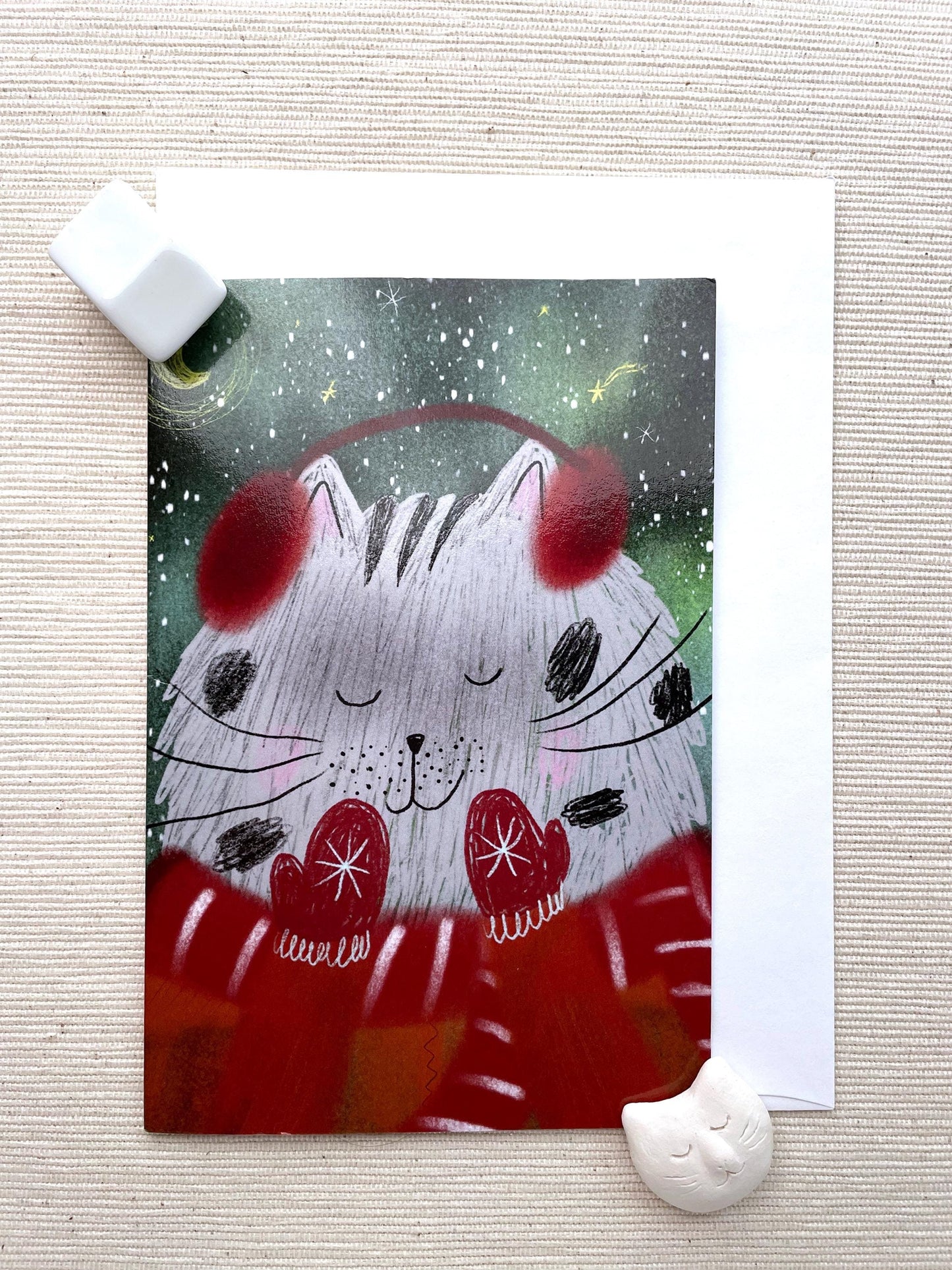 Carte de vœux verticale : Chat d'hiver douillet en moufles