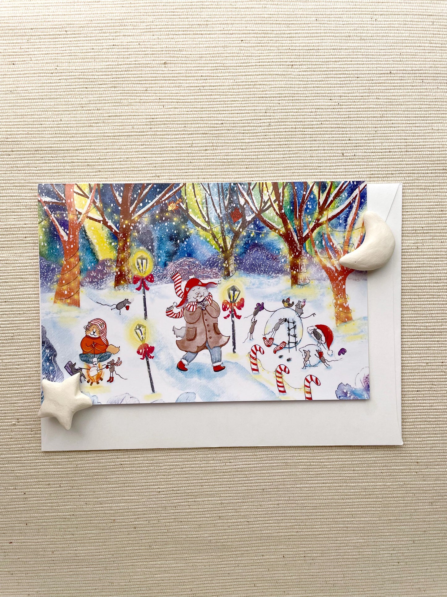 Carte de vœux festive et amusante en forêt hivernale (6"x4") avec enveloppe - Scène de vacances fantaisiste, intérieur vierge pour messages personnalisés