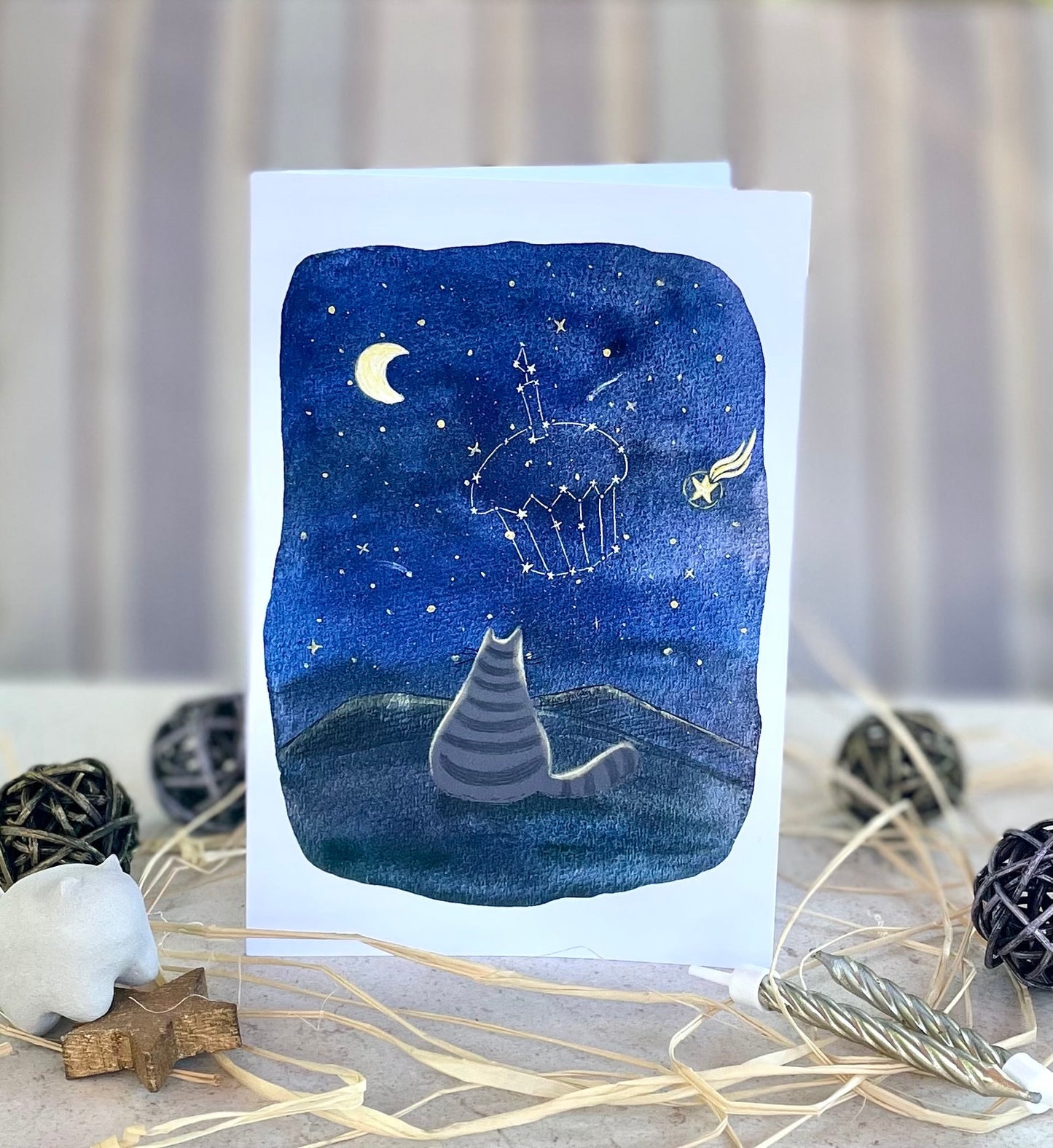 Carte de vœux verticale : Chat contemplant une constellation de cupcakes