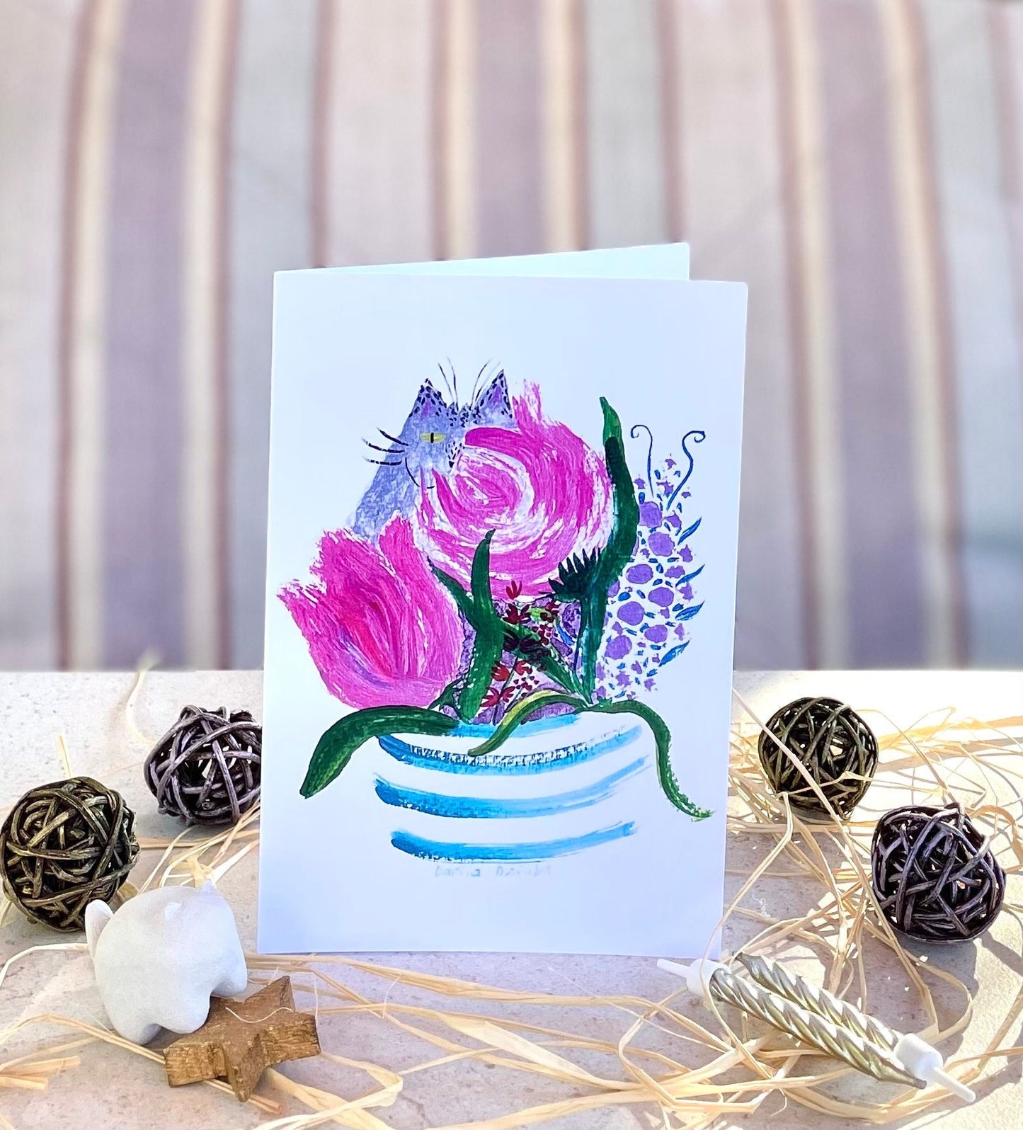 Chat derrière un vase avec des fleurs : Carte de voeux