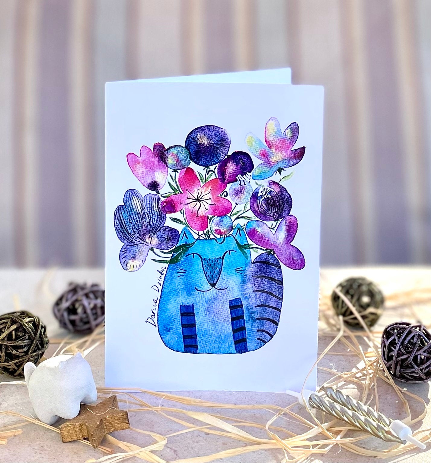 Carte de vœux verticale : jardinière en forme de chat avec des fleurs