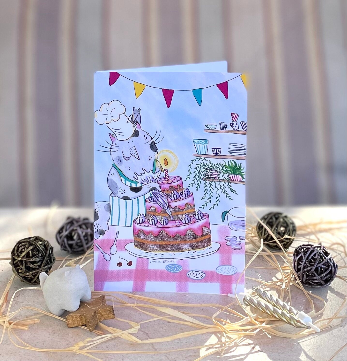 Carte de vœux verticale : Décoration de gâteau/ Chat faisant un gâteau d'anniversaire