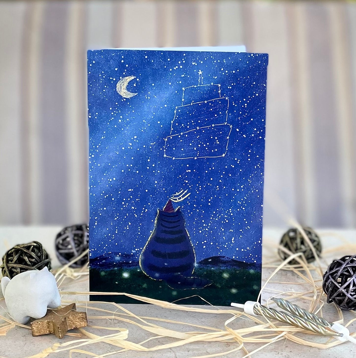 Carte de vœux verticale : Constellation d'un chat contemplant un gâteau