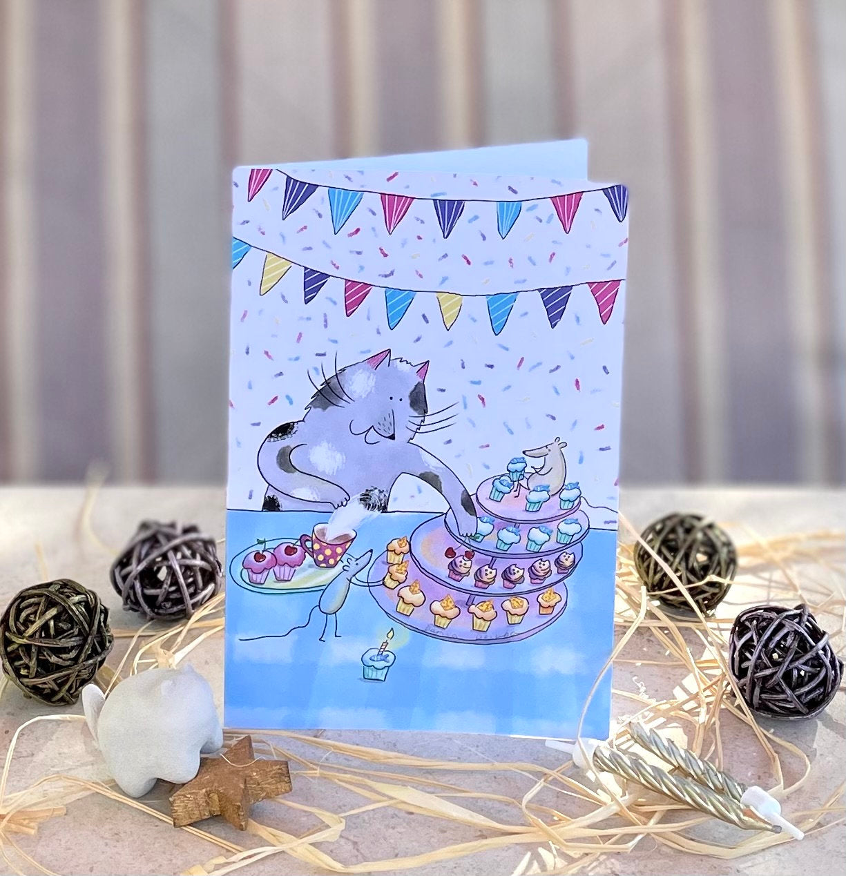 Carte de vœux verticale : Cupcakes/ Chat et souris dressant la table